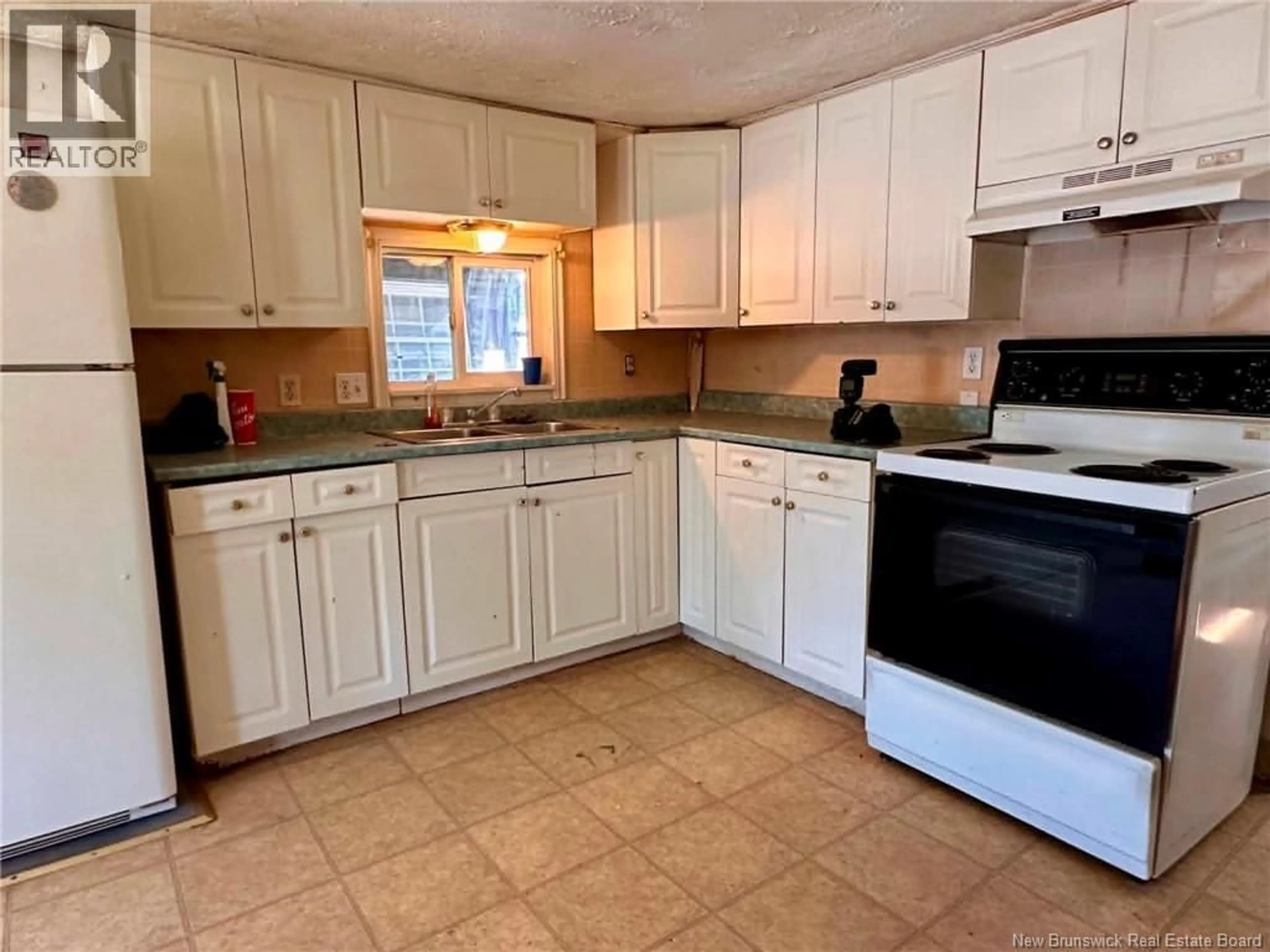 Standard kitchen, ceramic/tile floor for 15 HEDGEVIEW DRIVE, Fredericton New Brunswick E3B6R6