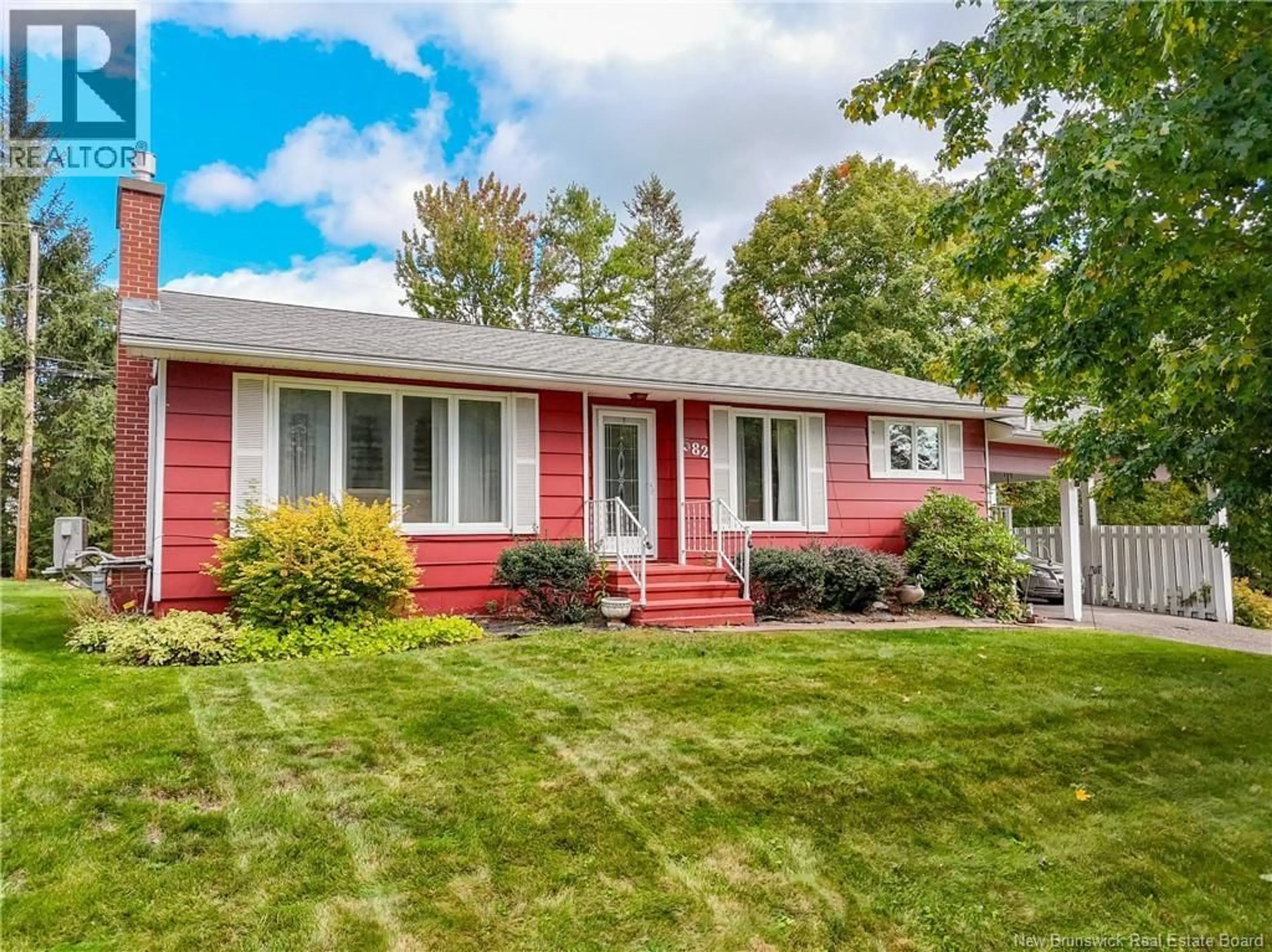 Home with vinyl exterior material, street for 582 BROAD STREET, Nashwaaksis New Brunswick E3A2L8