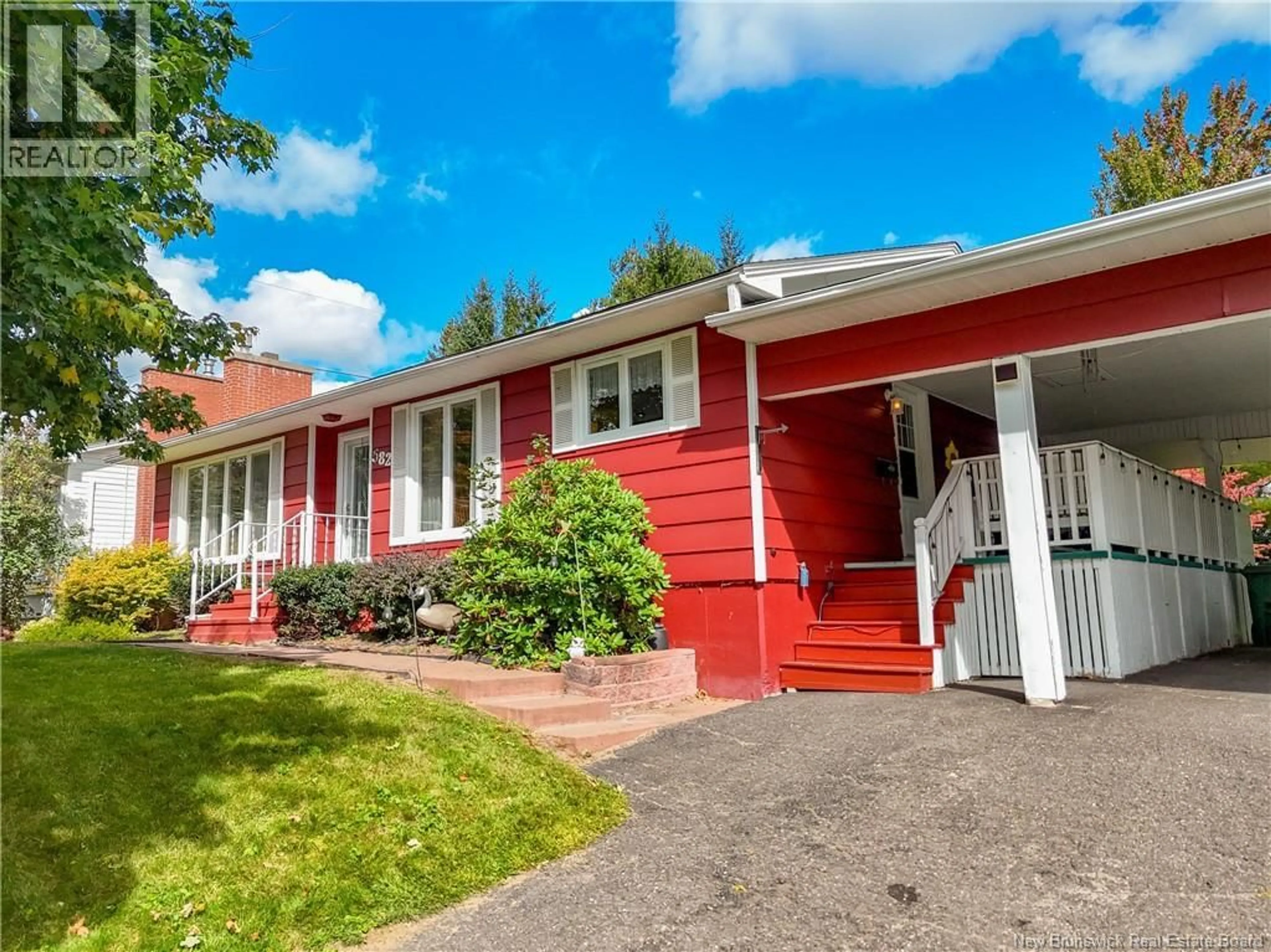 Home with vinyl exterior material, street for 582 BROAD STREET, Nashwaaksis New Brunswick E3A2L8