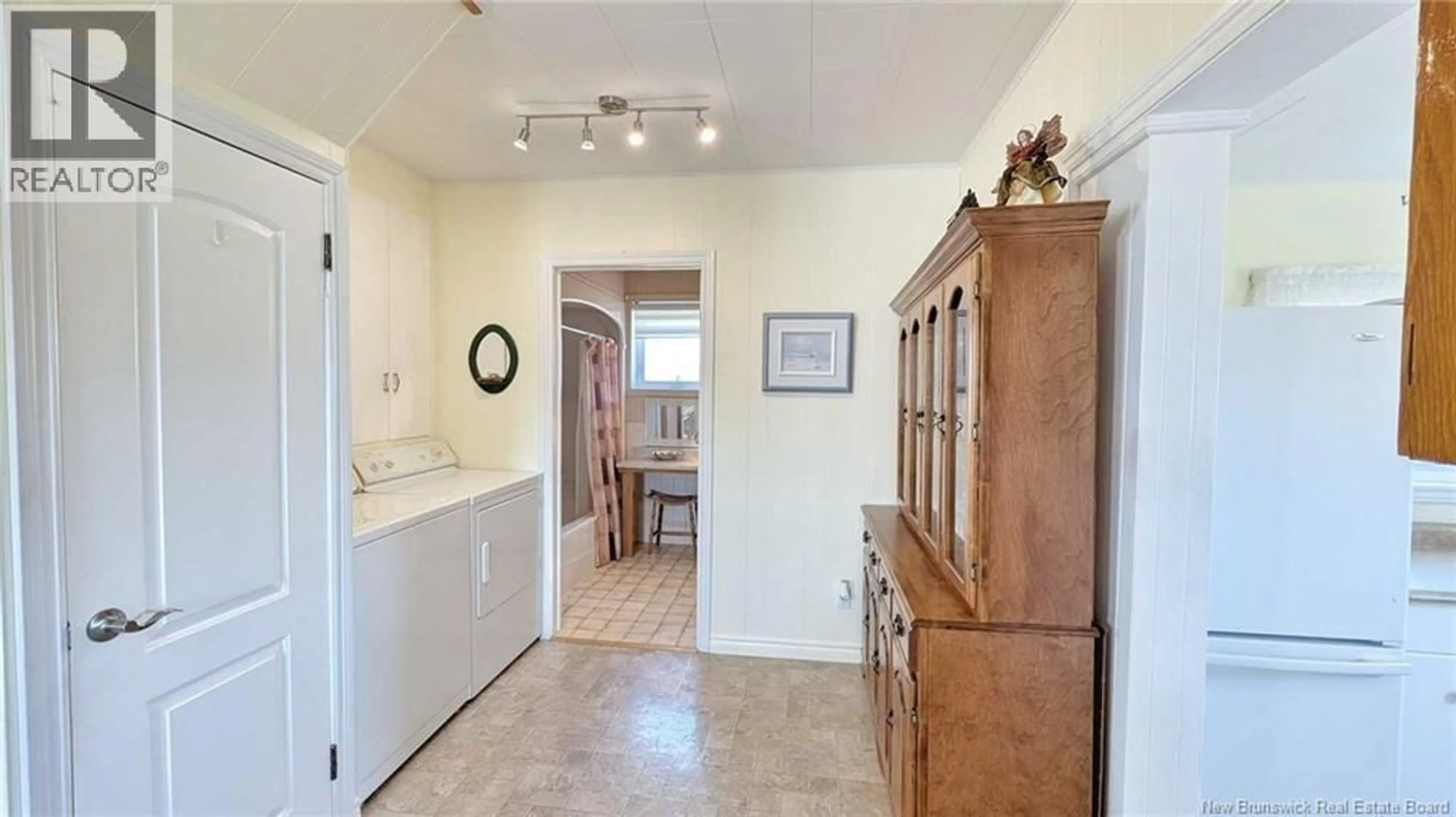 Indoor foyer for 98 SAINT-PIERRE E BOULEVARD, Caraquet New Brunswick E1W1A9