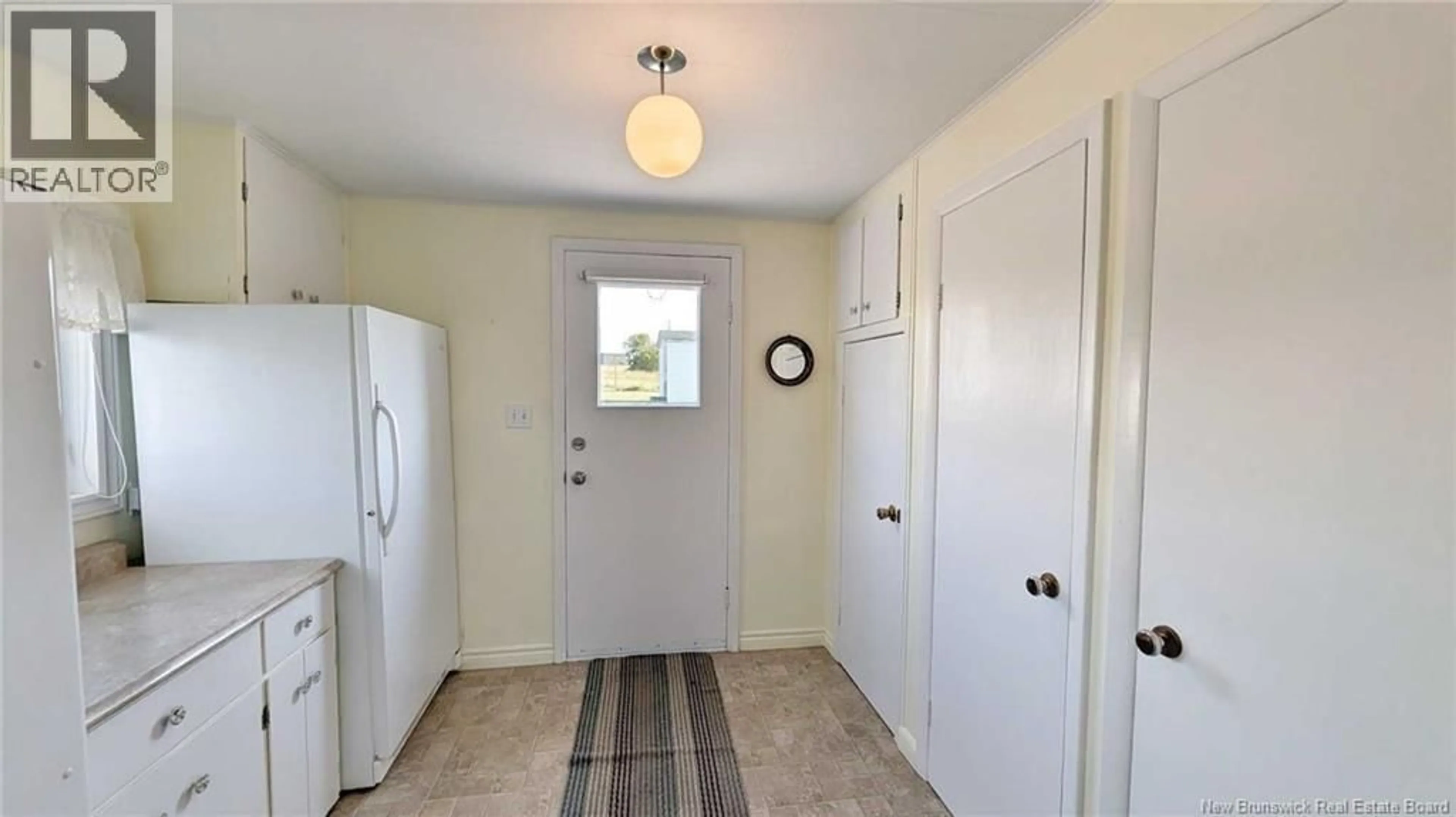 Indoor entryway for 98 SAINT-PIERRE E BOULEVARD, Caraquet New Brunswick E1W1A9