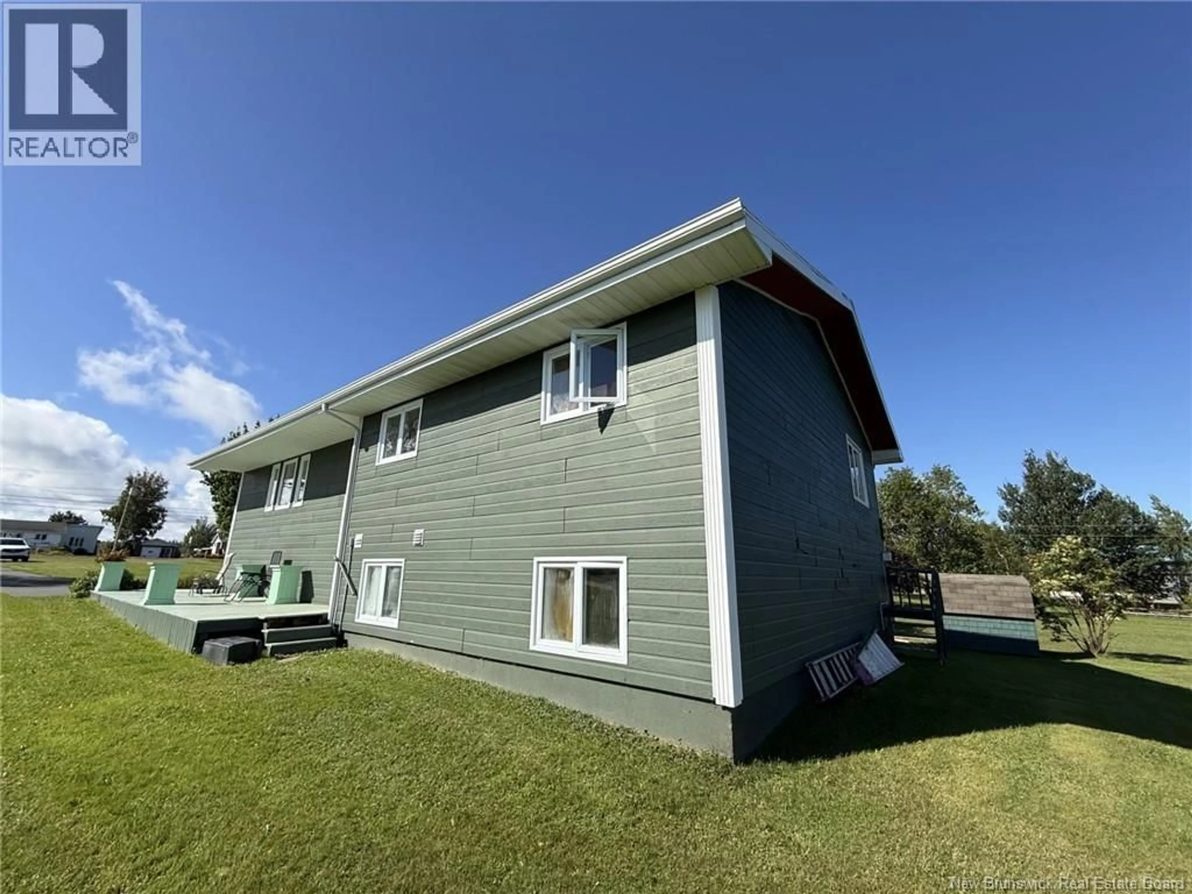 Home with vinyl exterior material, building for 8203 RUE ST-PAUL, Bas-Caraquet New Brunswick E1W6C4