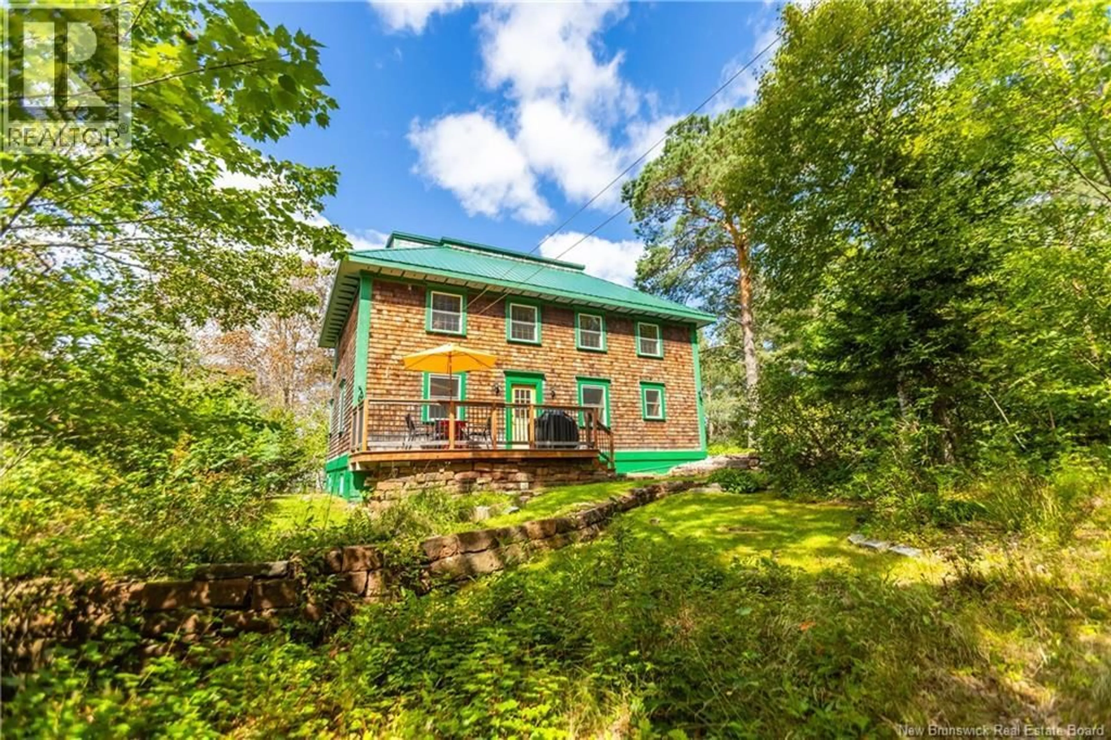 A pic from outside/outdoor area/front of a property/back of a property/a pic from drone, building for 18 CAMPBELL'S HILL, Sackville New Brunswick E4L3R7