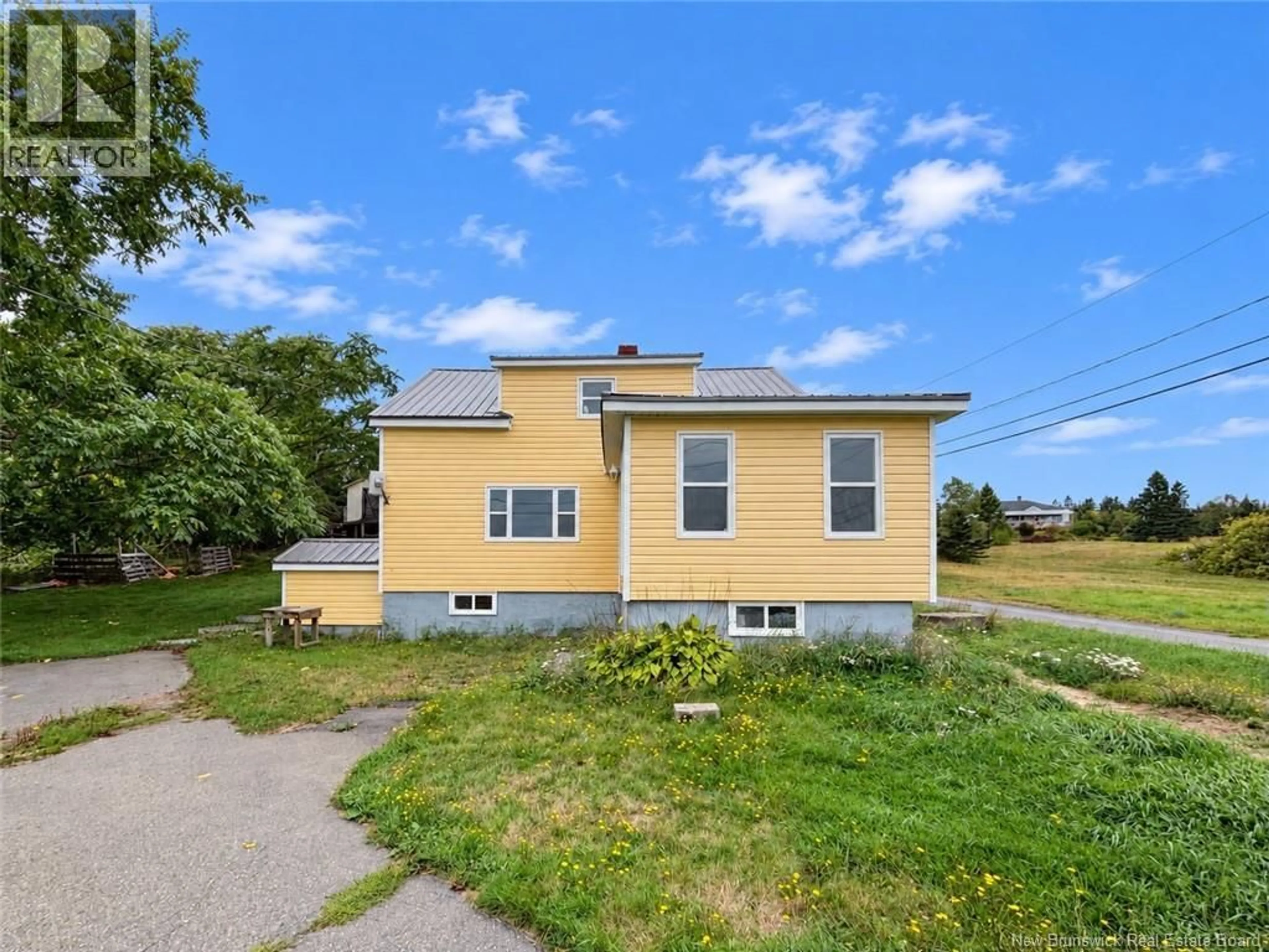 Home with vinyl exterior material, street for 11 WINDSOR STREET, Grand Manan New Brunswick E5G2J7
