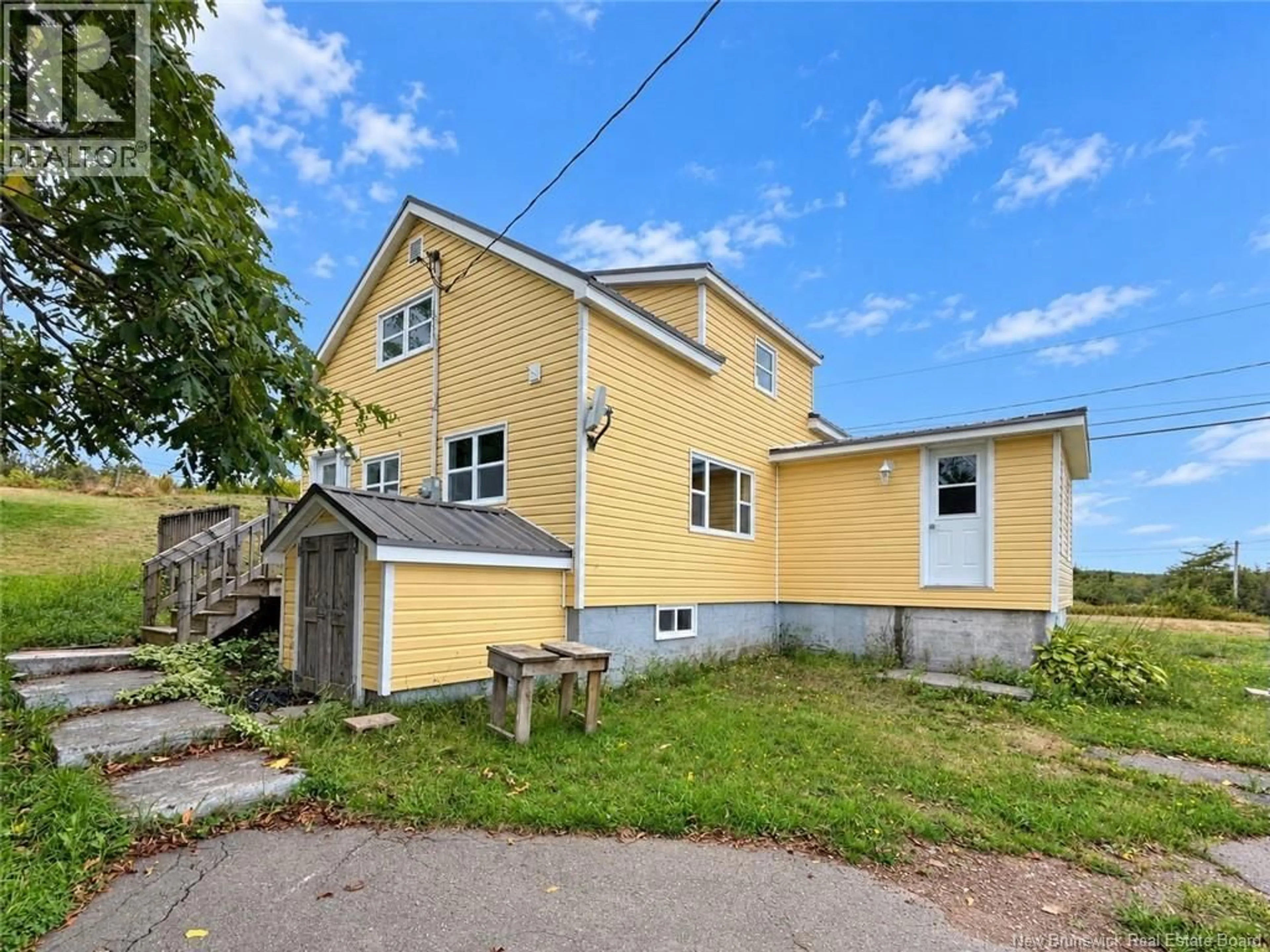 A pic from outside/outdoor area/front of a property/back of a property/a pic from drone, building for 11 WINDSOR STREET, Grand Manan New Brunswick E5G2J7