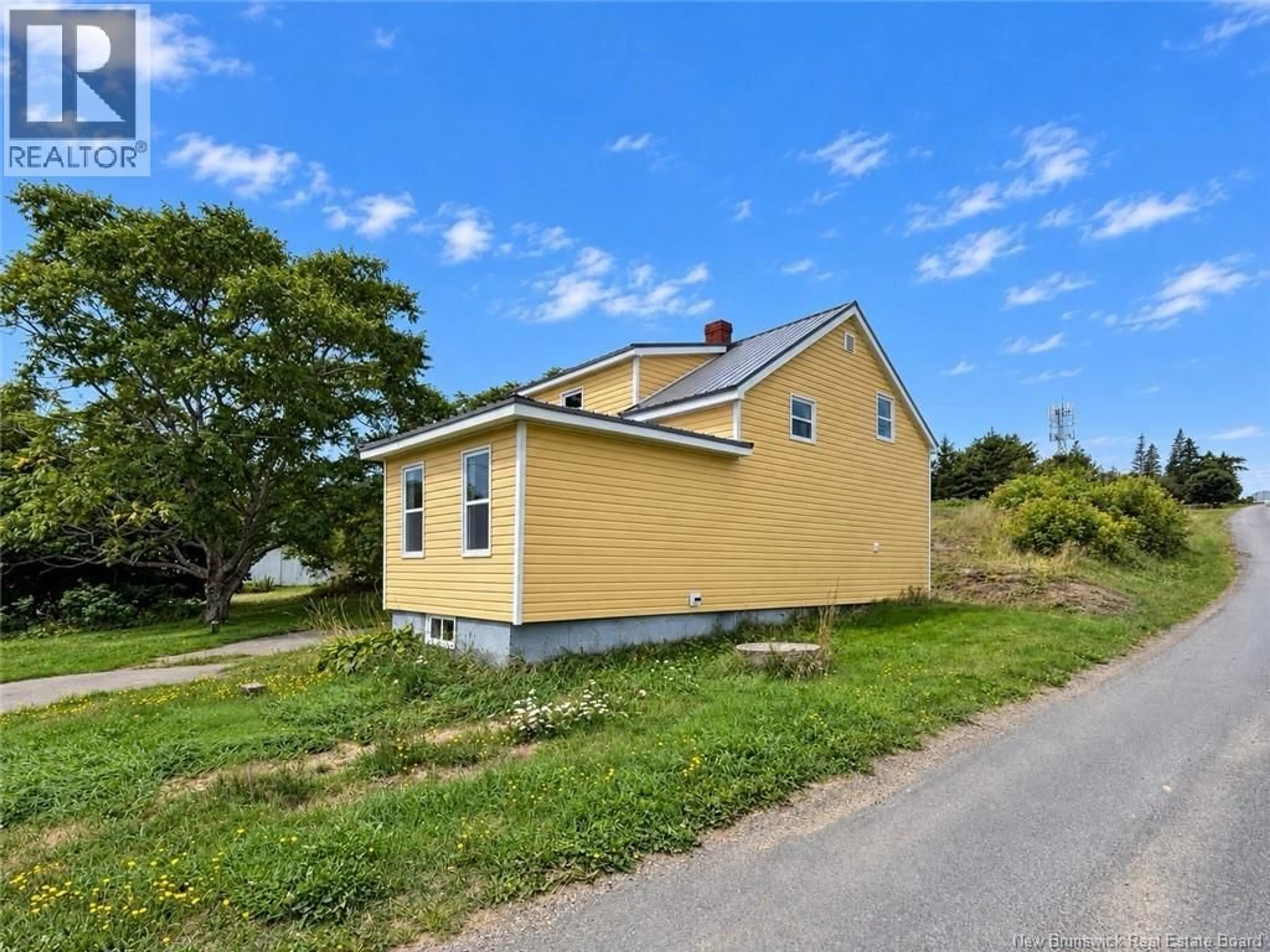 Home with vinyl exterior material, street for 11 WINDSOR STREET, Grand Manan New Brunswick E5G2J7