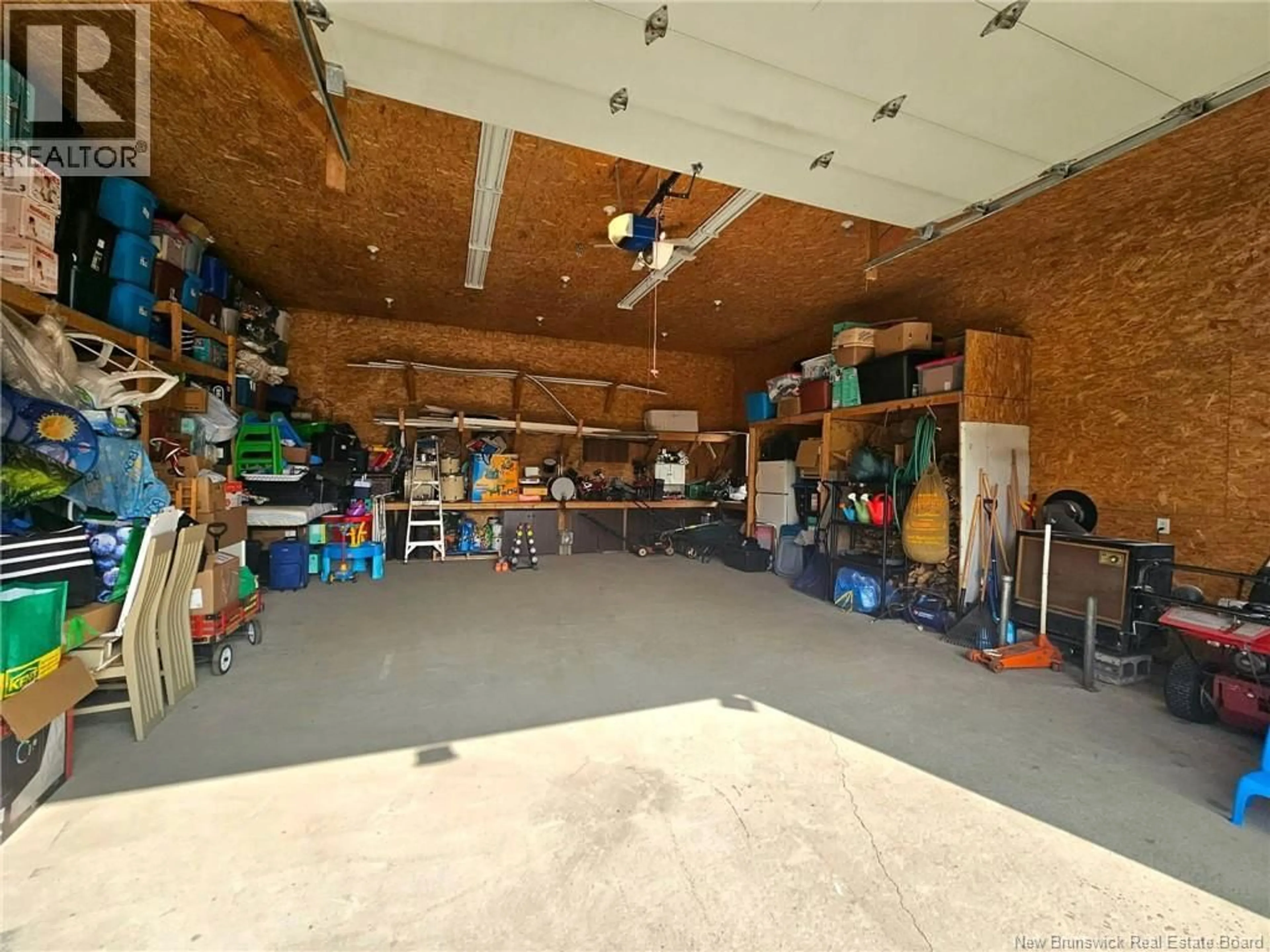 Indoor garage for 80 RUE DE LA GARE, Pointe-Verte New Brunswick E8J2Z1