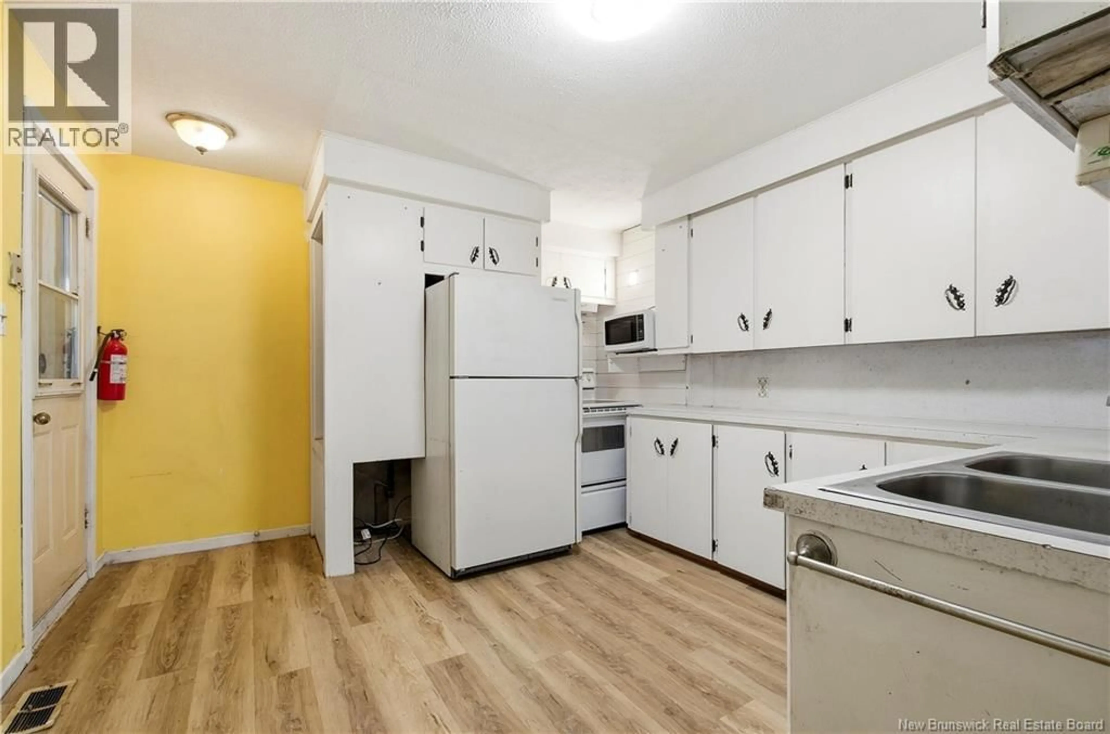 Standard kitchen, unknown for 199 CLAUDIE ROAD, Fredericton New Brunswick E3G7T6
