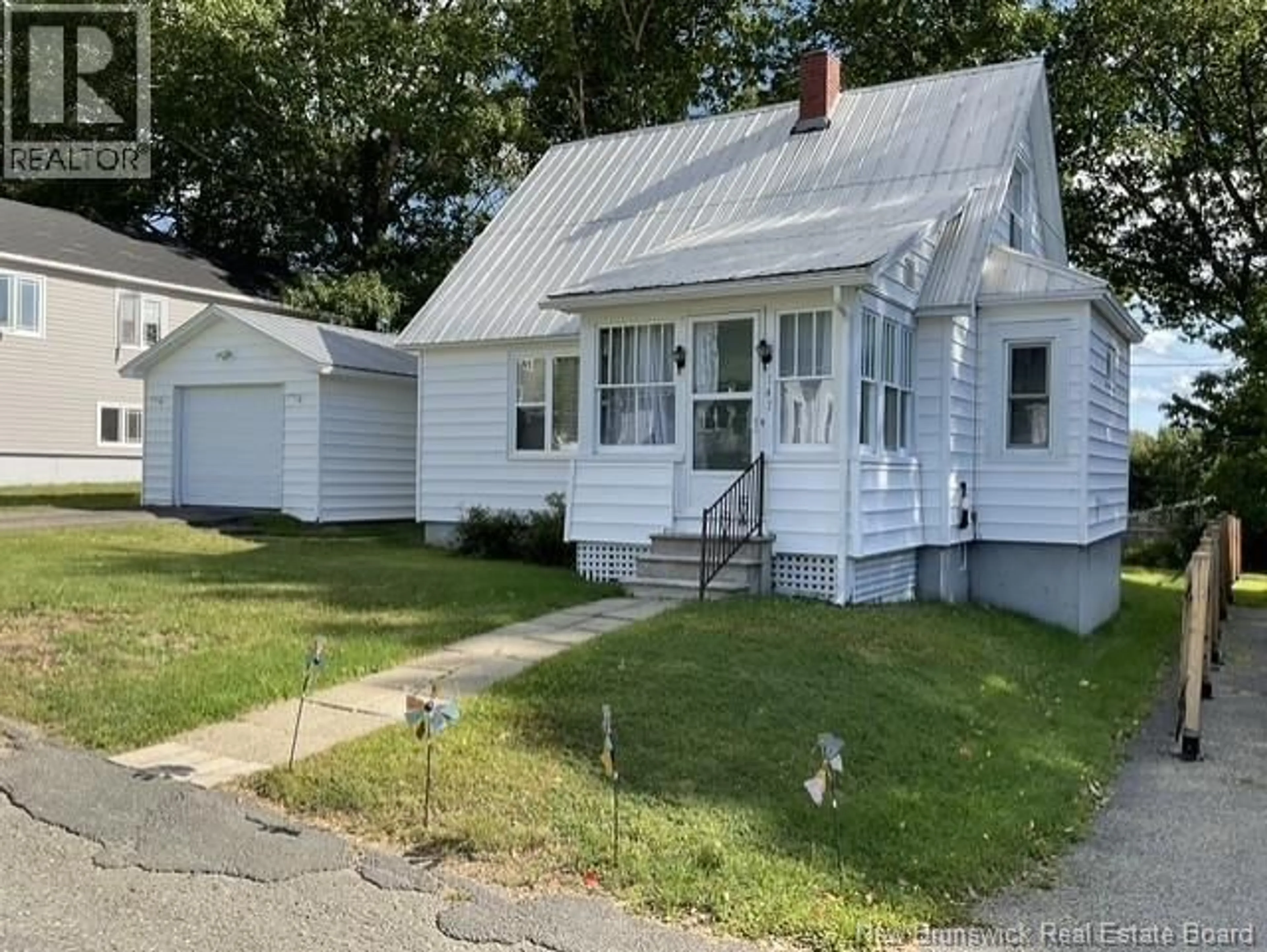 Home with vinyl exterior material, street for 147 SAINT JAMES STREET, Woodstock New Brunswick E7M2T5
