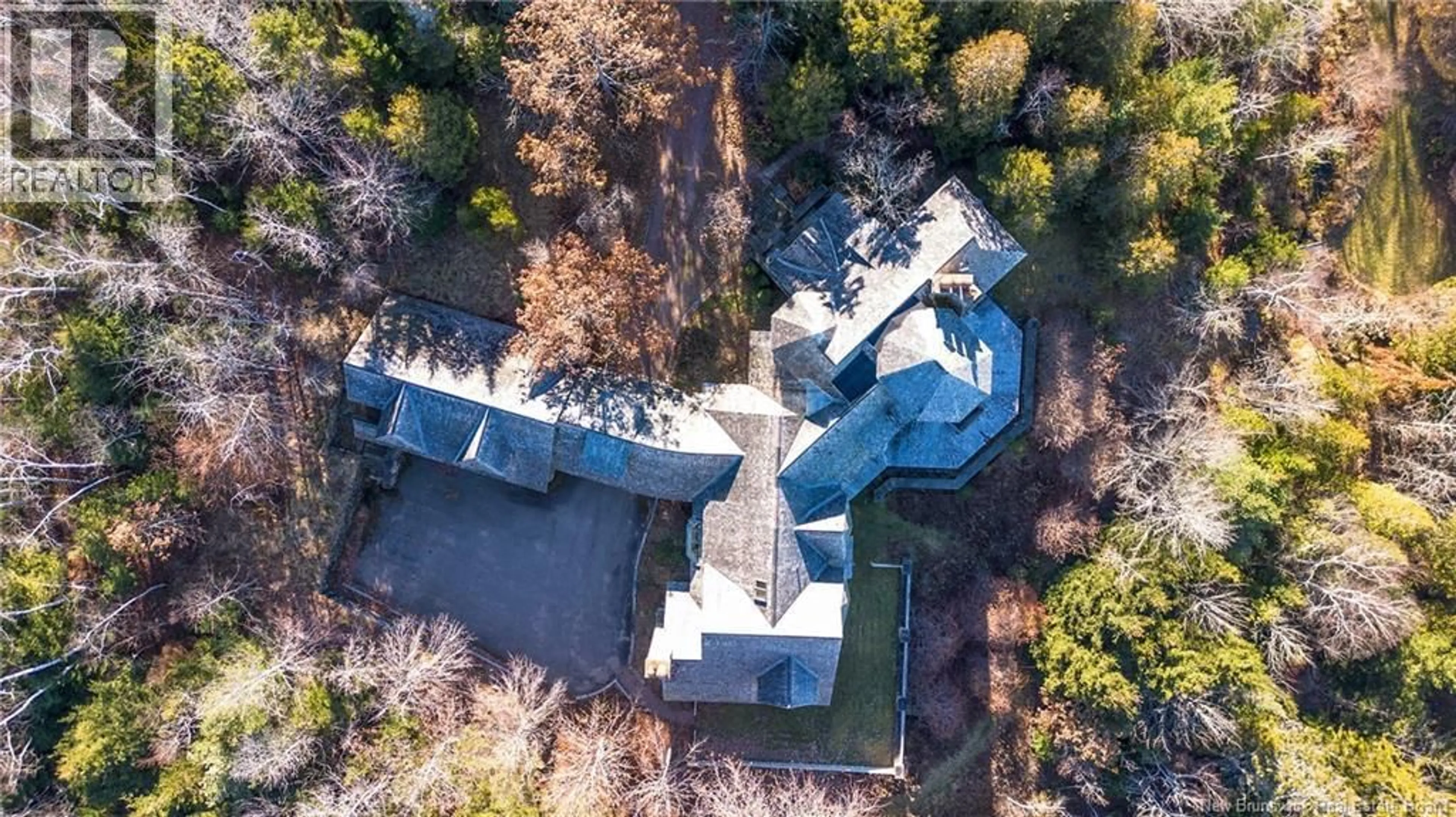 A pic from outside/outdoor area/front of a property/back of a property/a pic from drone, building for 501 KENNEBECASIS DRIVE, Saint John New Brunswick E2K5K9