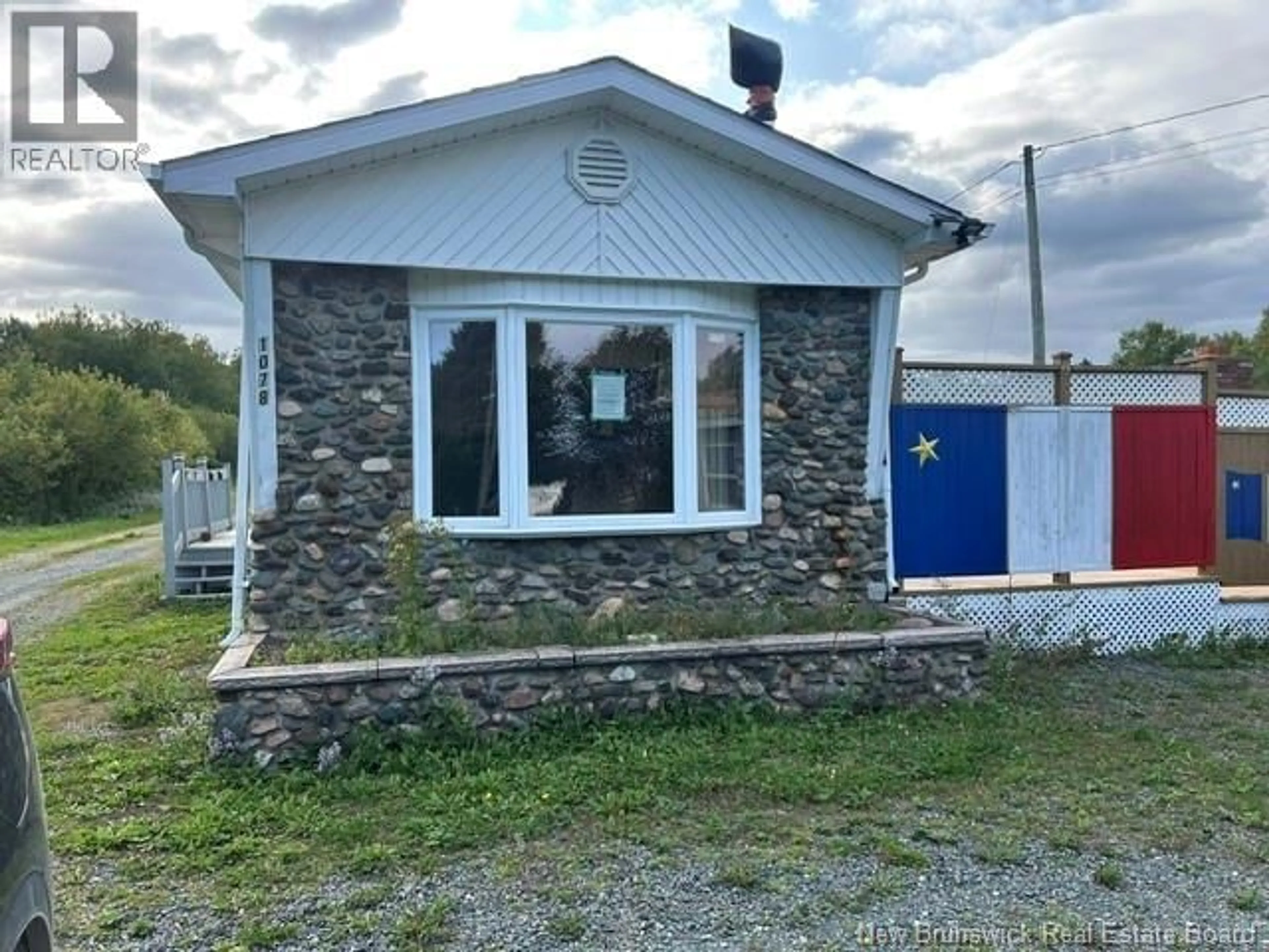Home with vinyl exterior material, building for 1078 ROUTE 134, Petit-Rocher New Brunswick E8J1A4
