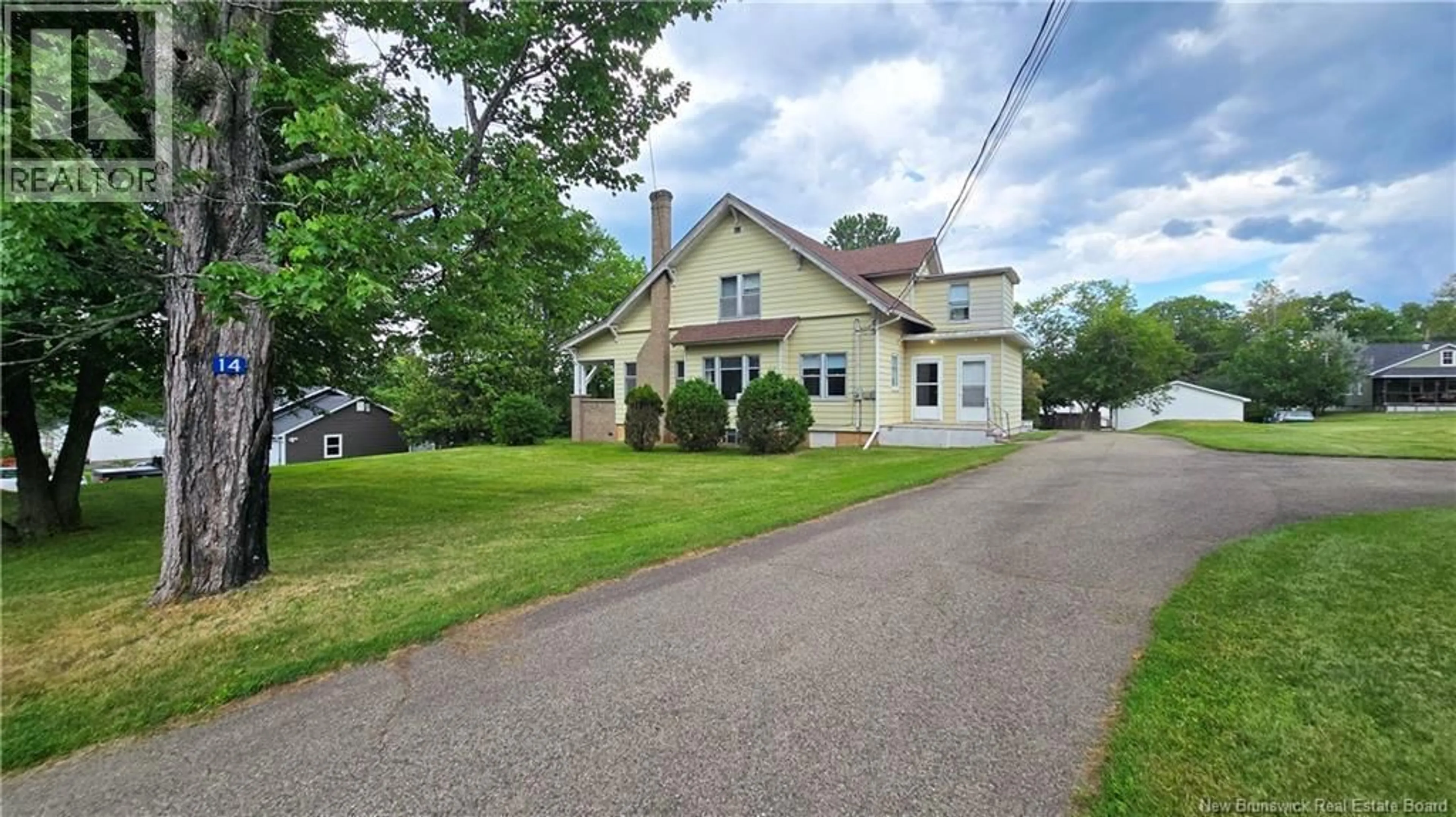 A pic from outside/outdoor area/front of a property/back of a property/a pic from drone, street for 14 SPRING STREET, Petitcodiac New Brunswick E4Z4W5