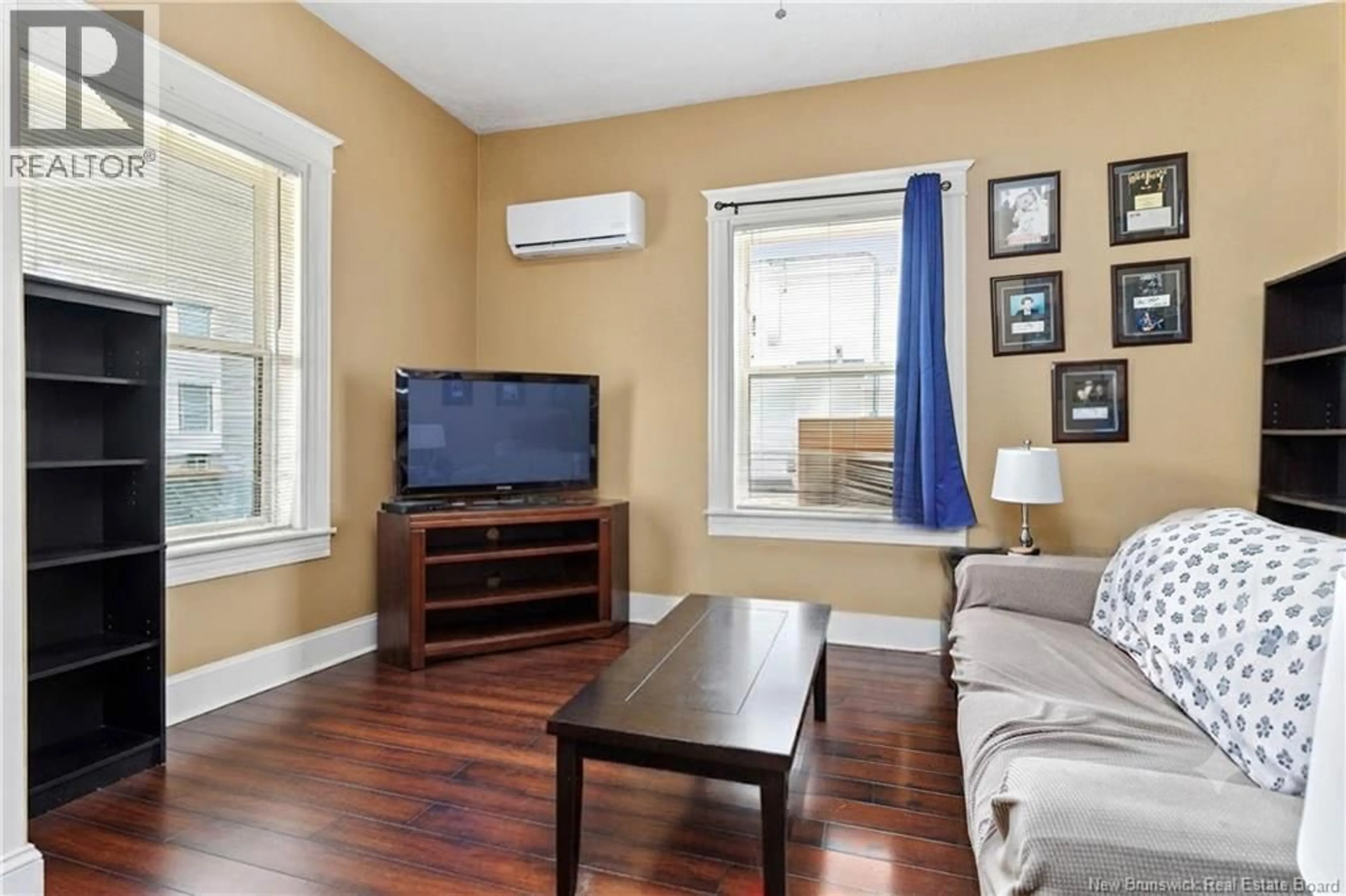 Living room with furniture, wood/laminate floor for 142 DUFFERIN, Moncton New Brunswick E1C1Z3
