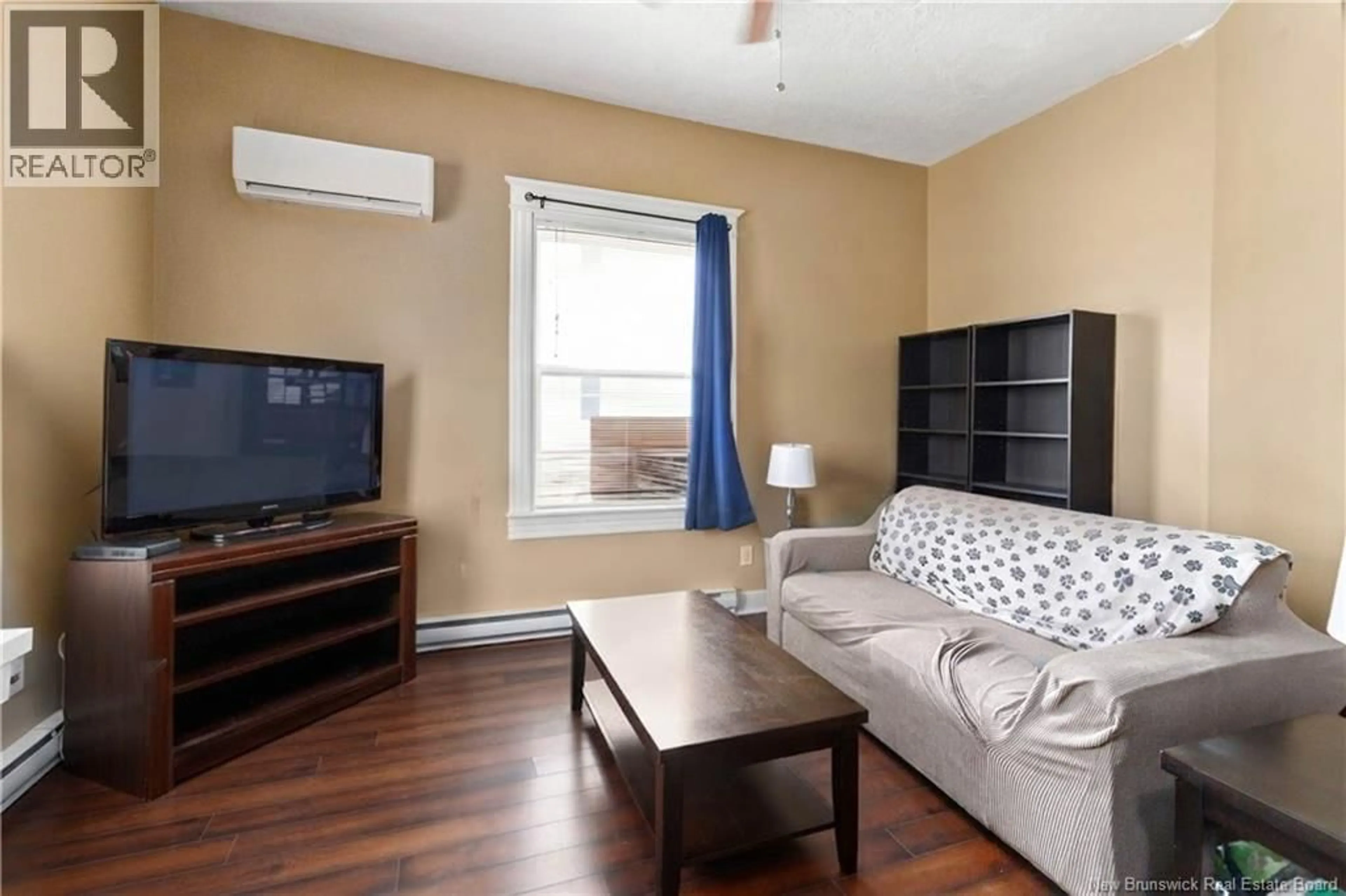 Living room with furniture, wood/laminate floor for 142 DUFFERIN, Moncton New Brunswick E1C1Z3