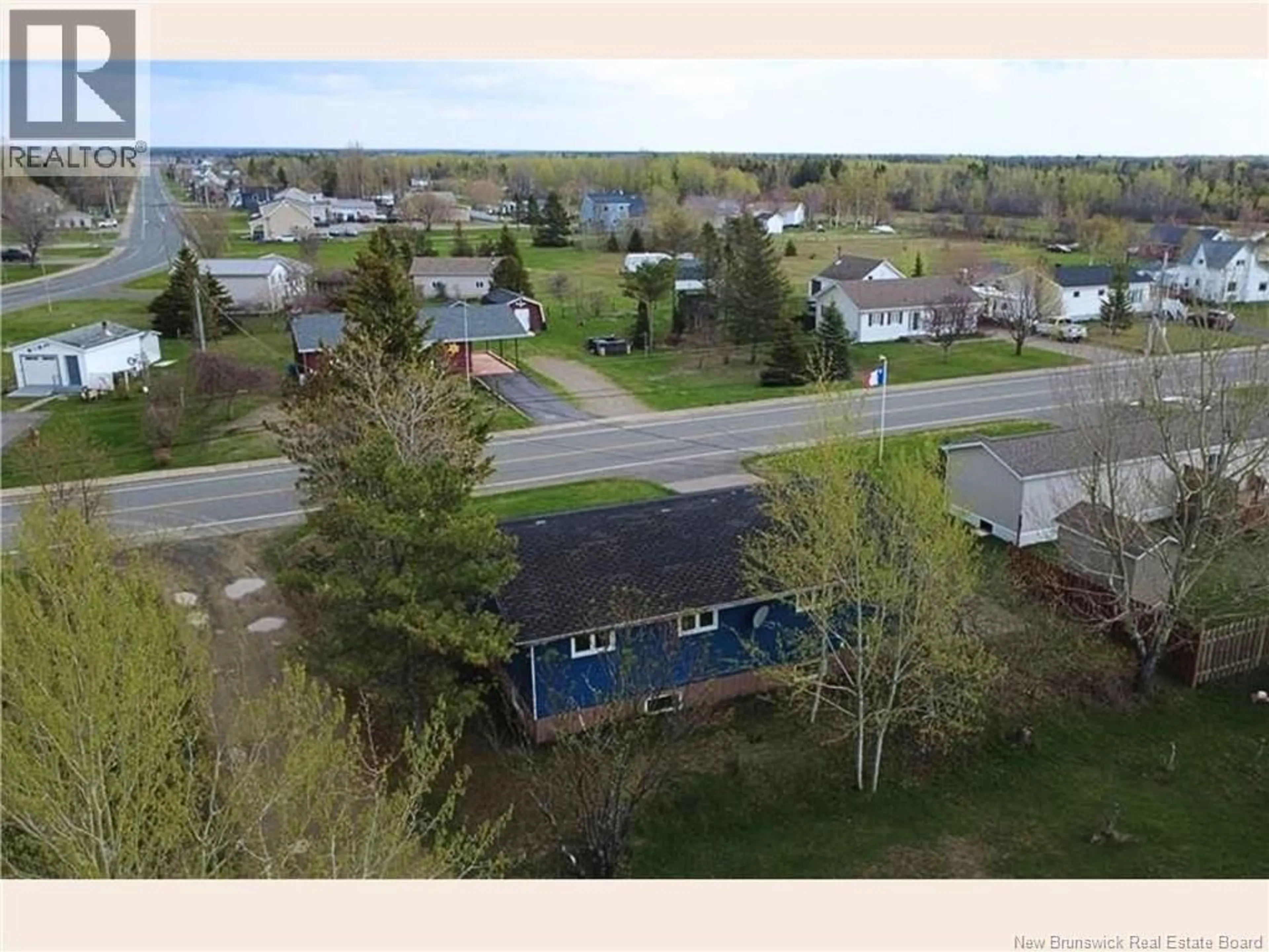 A pic from outside/outdoor area/front of a property/back of a property/a pic from drone, unknown for 2938 RUE CHIASSON, Bas-Caraquet New Brunswick E1W5V7
