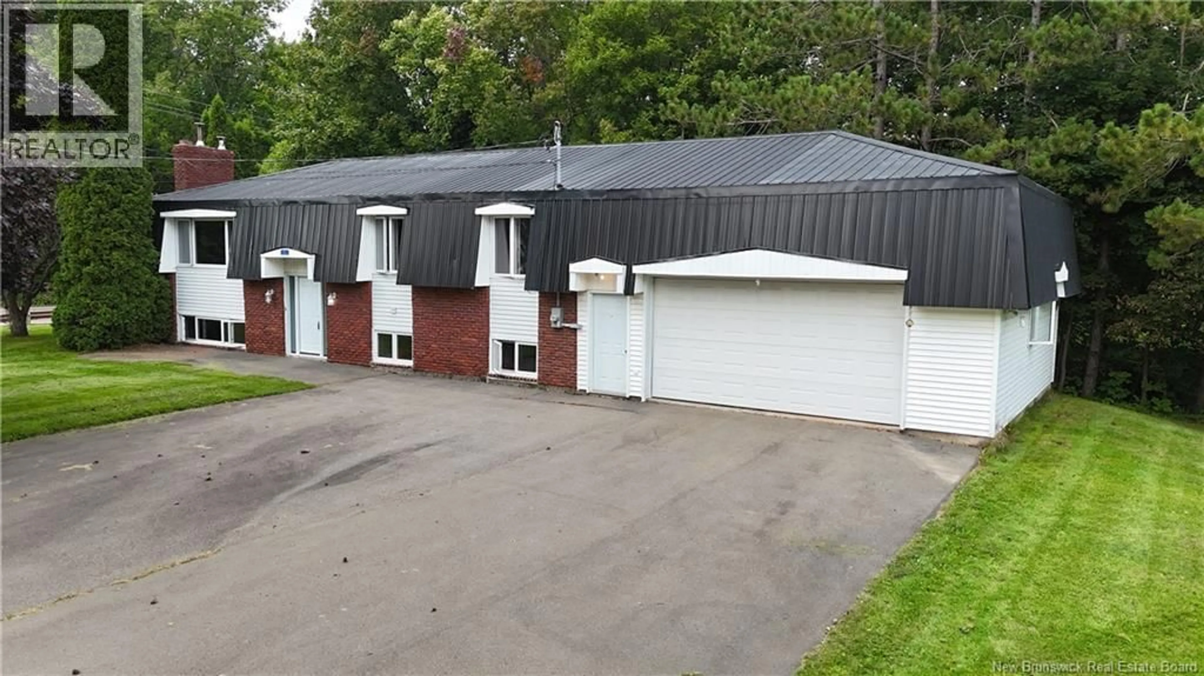 A pic from outside/outdoor area/front of a property/back of a property/a pic from drone, building for 102 ROUTE 133, Shediac Cape New Brunswick E4P3C8