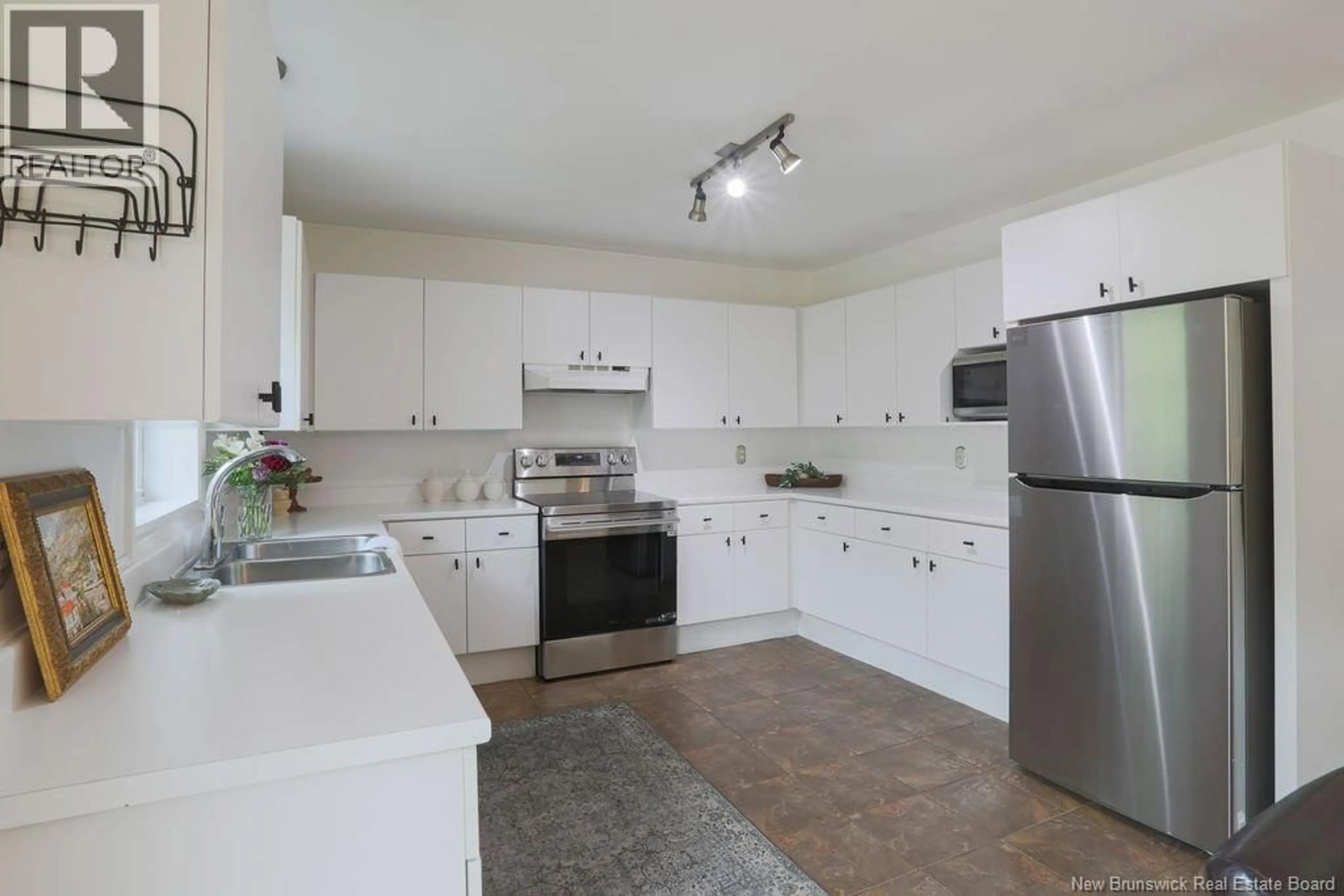 Standard kitchen, unknown for 135 VINCENT ROAD, Quispamsis New Brunswick E2E1R1