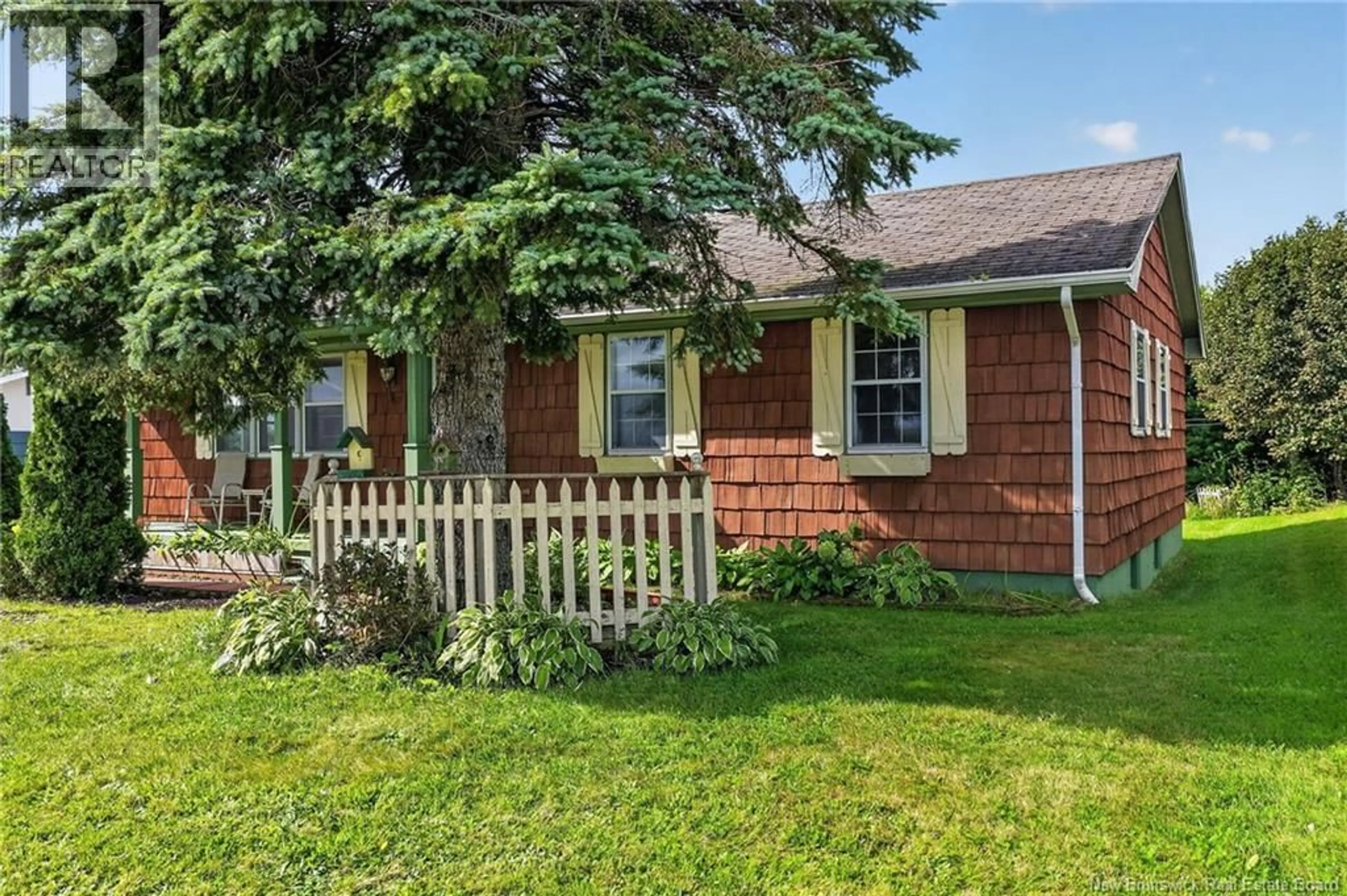 Home with vinyl exterior material, street for 40 RUE DU PARC, Bouctouche New Brunswick E4S3C5