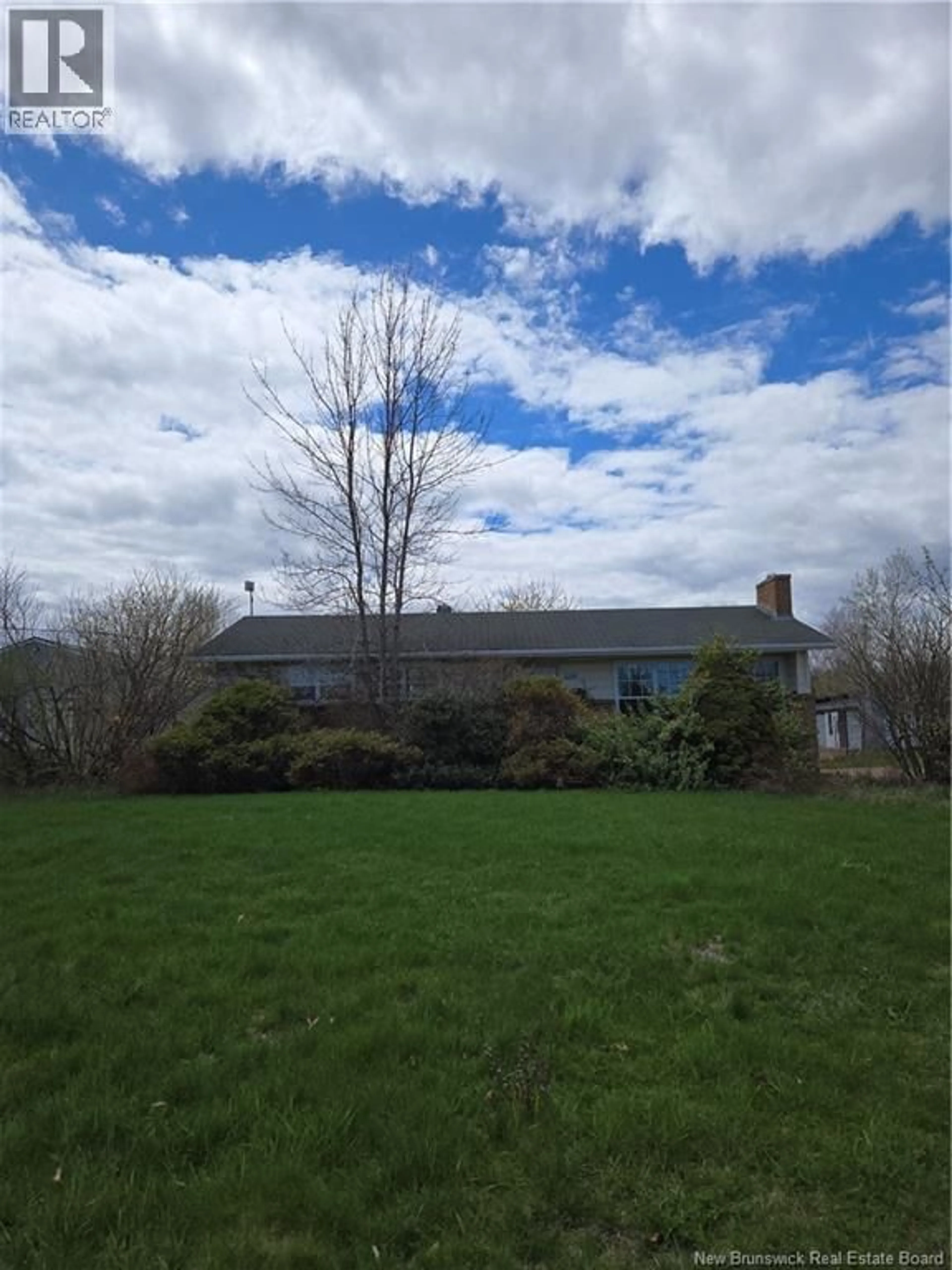 A pic from outside/outdoor area/front of a property/back of a property/a pic from drone, building for 9522 MAIN STREET, Richibucto New Brunswick E4W4E4