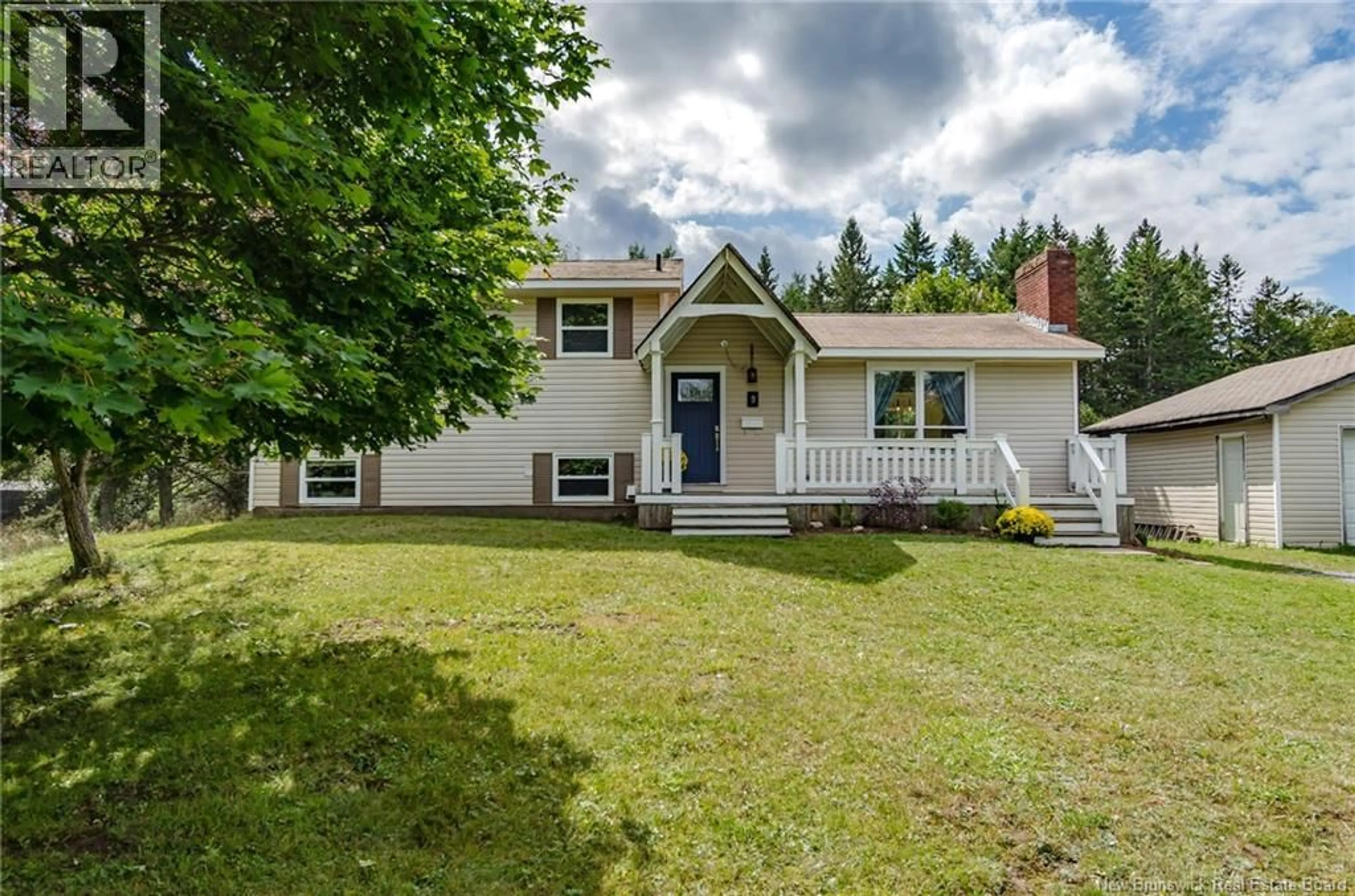 Home with vinyl exterior material, street for 9 WOODWARD CRESCENT, Quispamsis New Brunswick E2E1N5