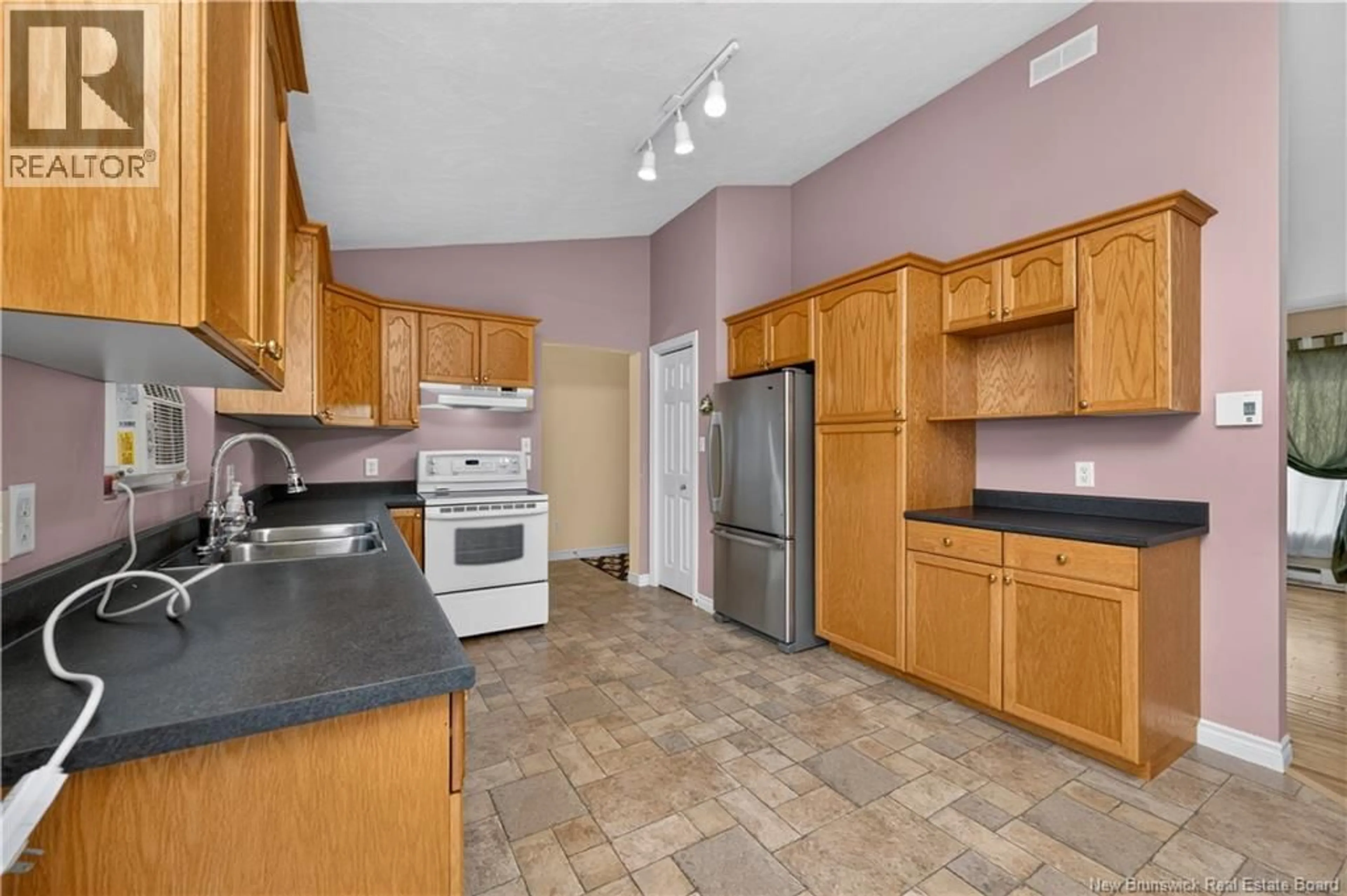 Standard kitchen, ceramic/tile floor for 301 WORTHINGTON AVENUE, Moncton New Brunswick E1C0B7
