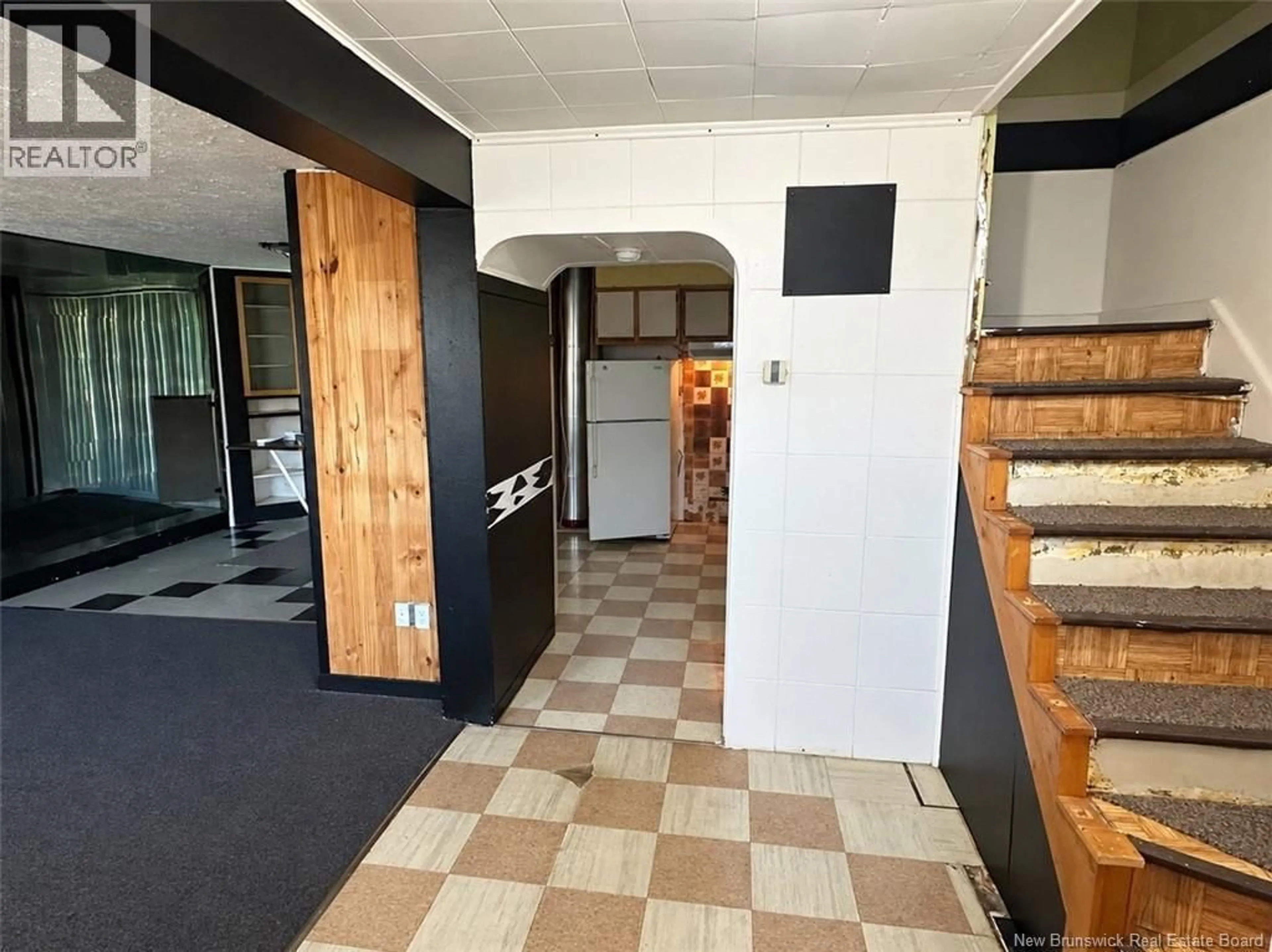 Indoor foyer for 27 LAINEY STREET, Edmundston New Brunswick E3V1L5