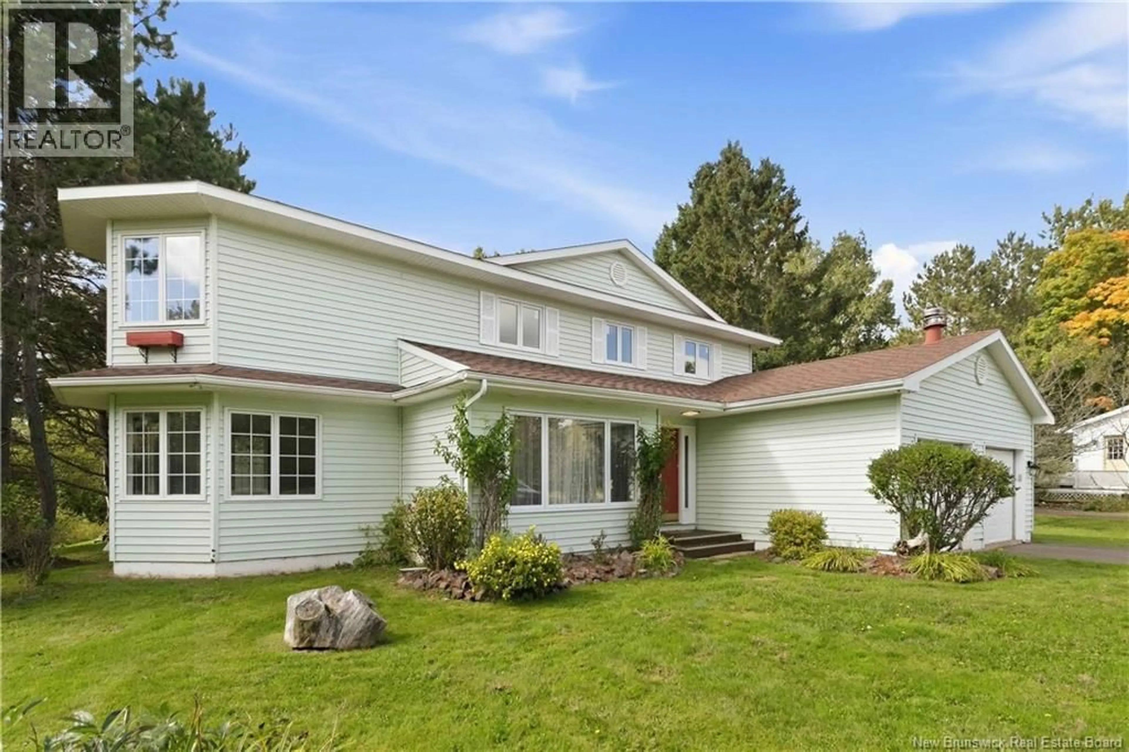 Home with vinyl exterior material, street for 44 WEST AVENUE, Sackville New Brunswick E4L4P1