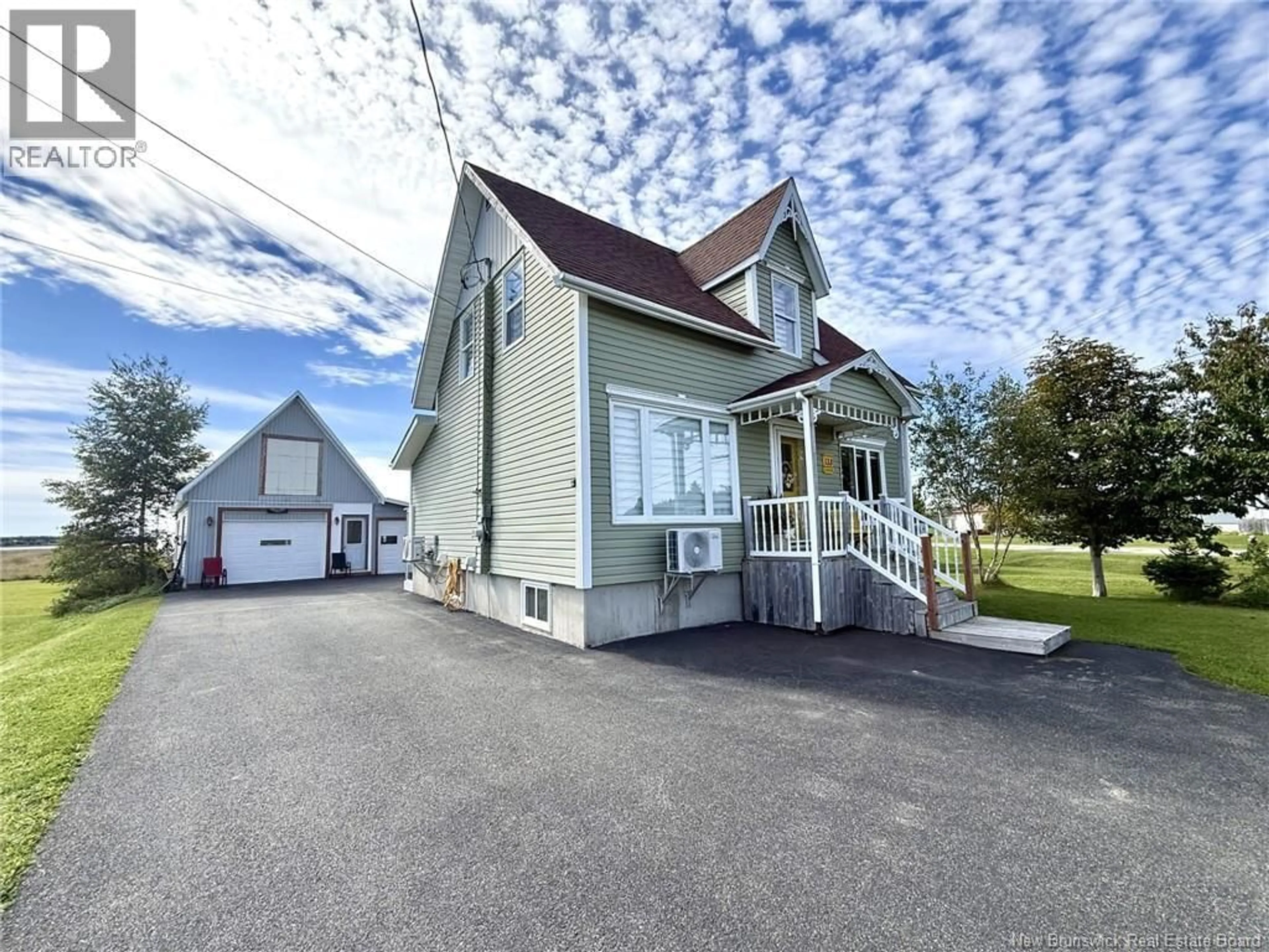 Home with vinyl exterior material, street for 133 RUE DU BASSIN, Lamèque New Brunswick E8T1H6