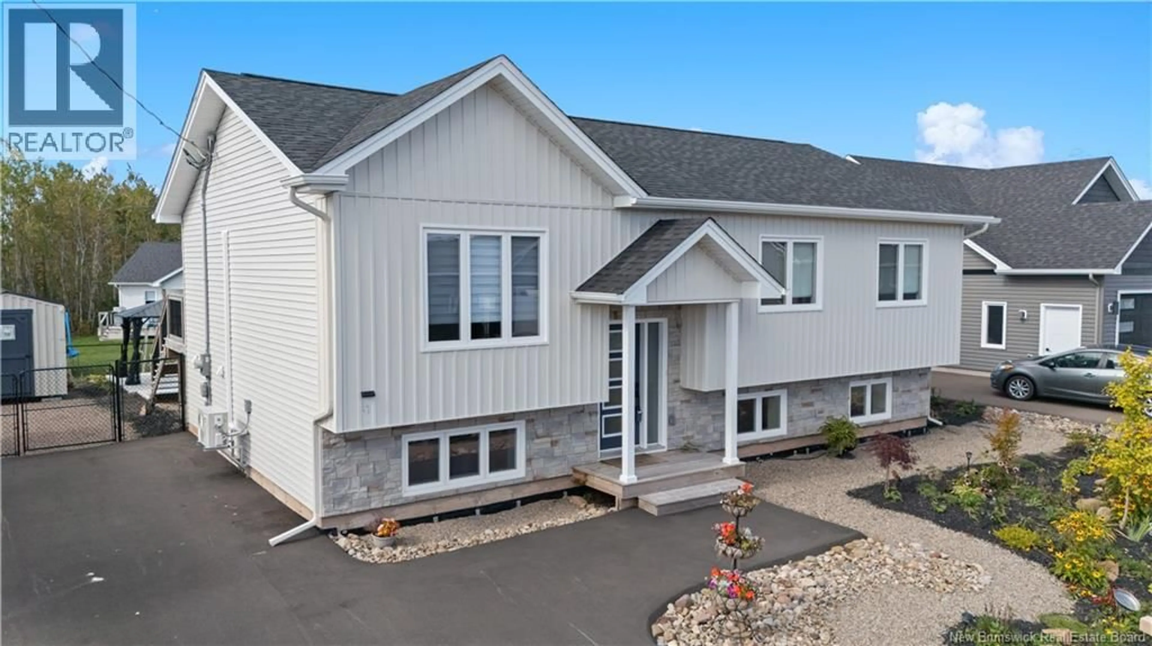 Home with vinyl exterior material, building for 17 ROBERT STREET, Shediac New Brunswick E4P0R2
