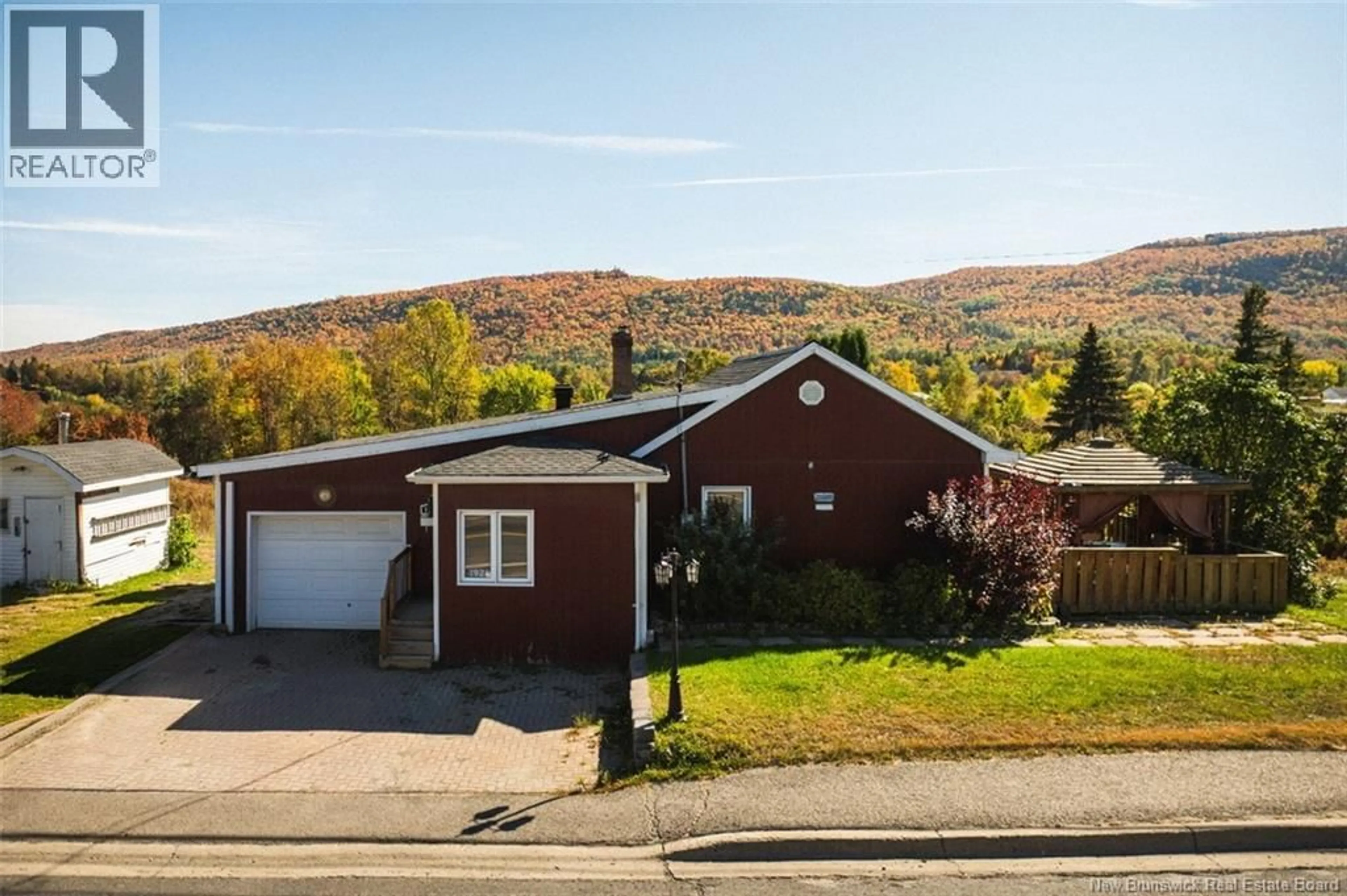 A pic from outside/outdoor area/front of a property/back of a property/a pic from drone, street for 1926 COMMERCIALE STREET, Saint-François-de-Madawaska New Brunswick E7A1A9