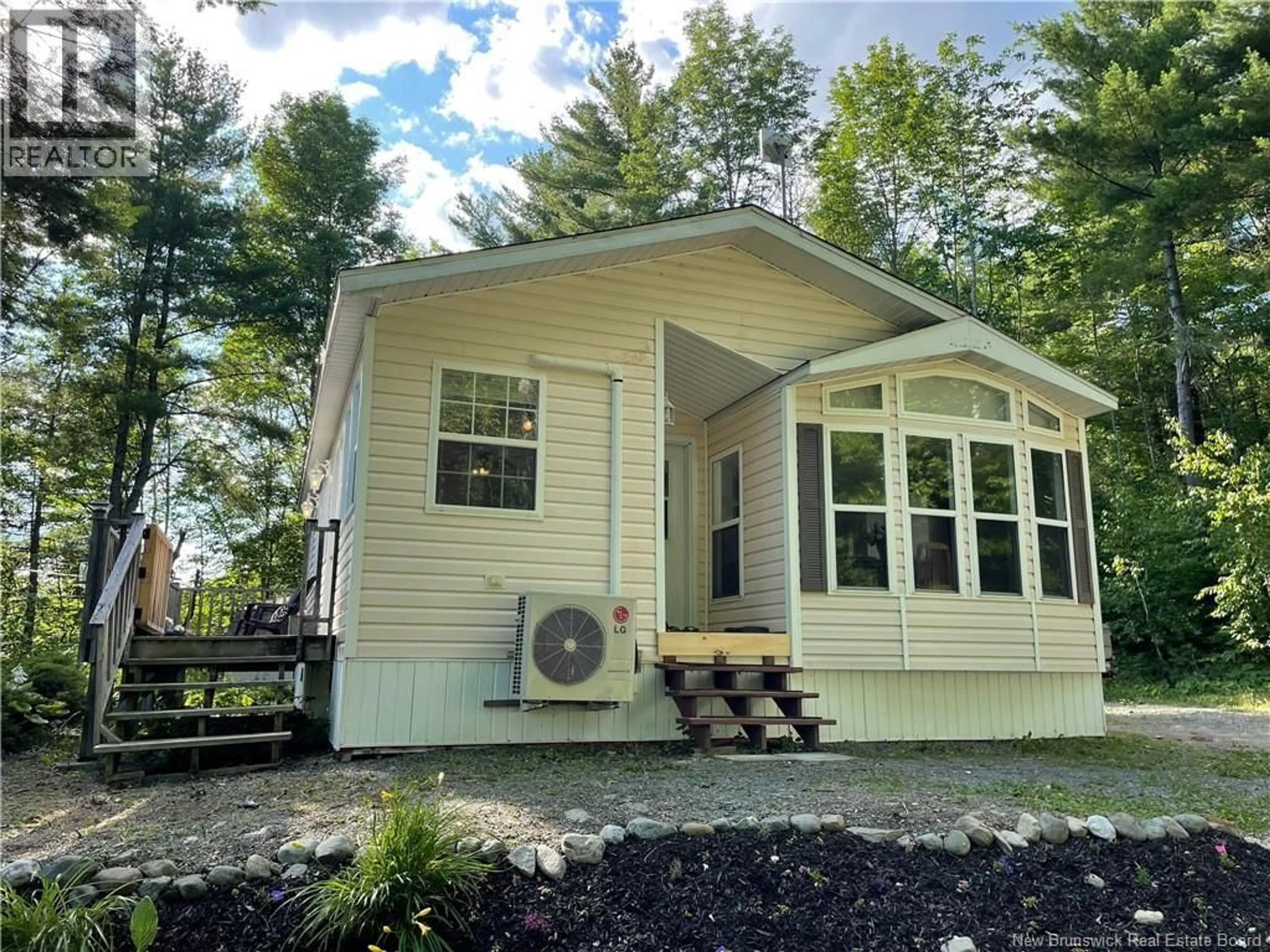 Home with vinyl exterior material, water/lake/river/ocean view for 2390 105 ROUTE, Southampton New Brunswick E6G1N3