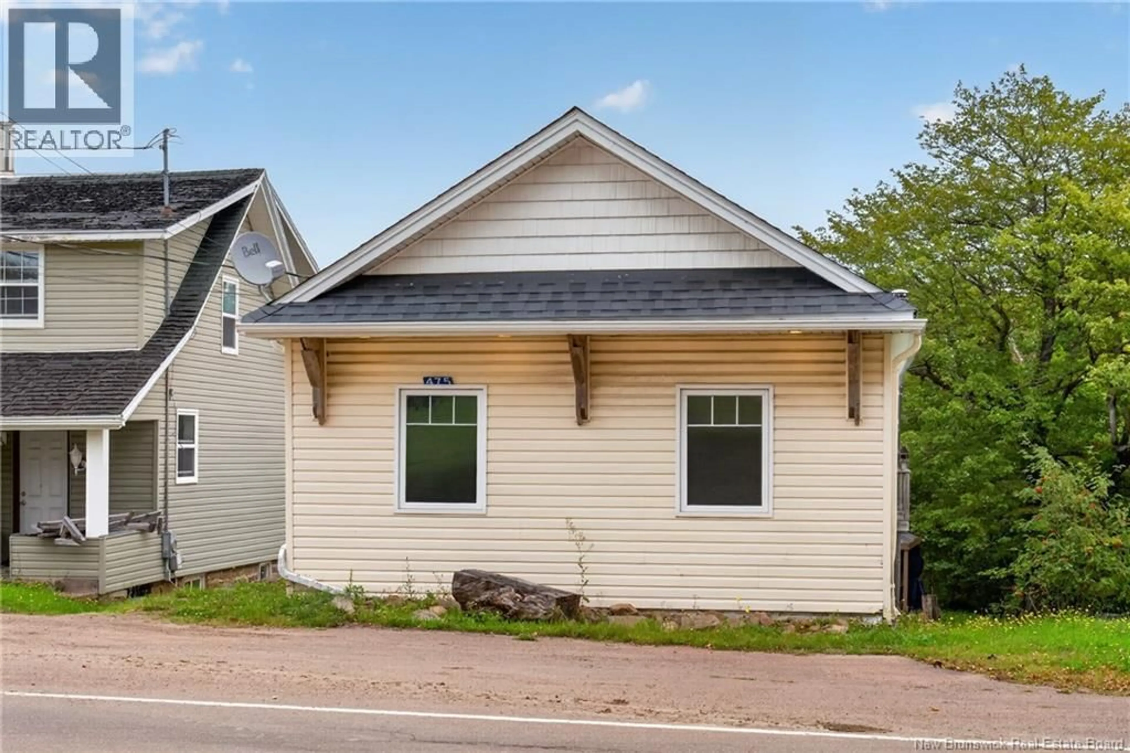 Home with vinyl exterior material, street for 471 & 475 CENTRALE, Memramcook New Brunswick E4K3R3