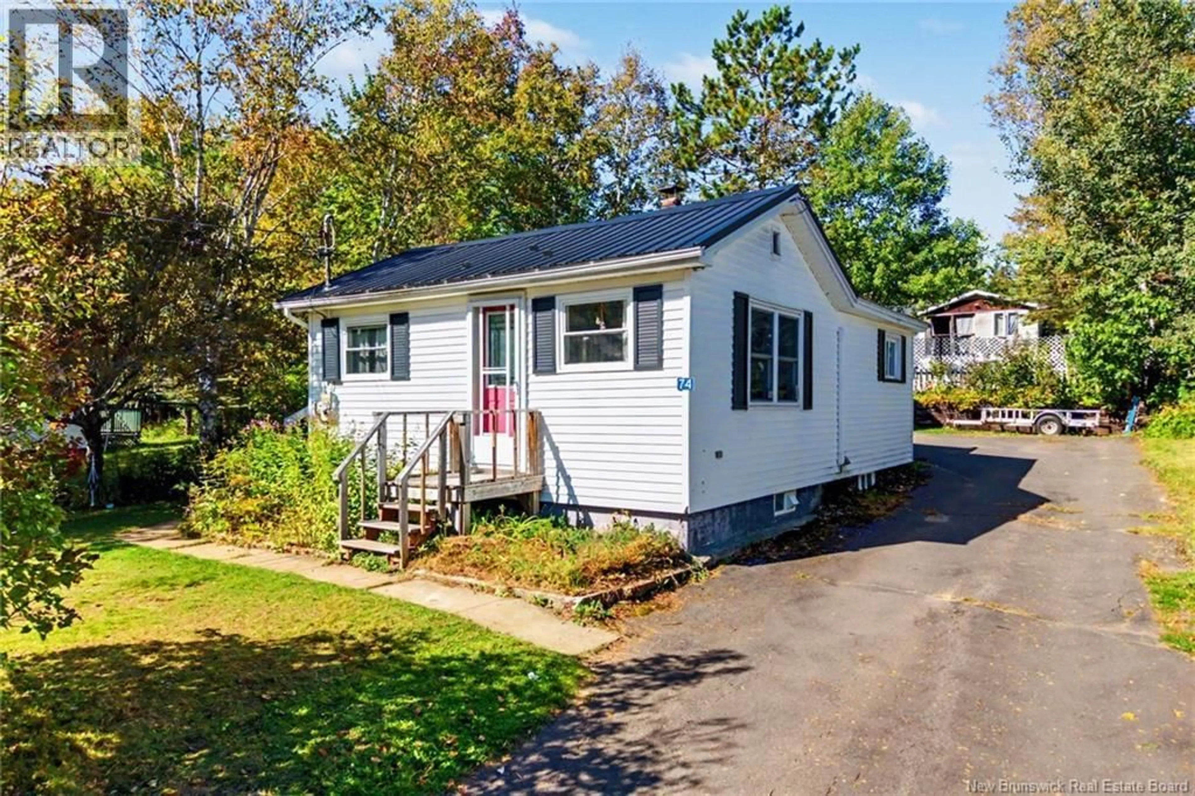 Home with vinyl exterior material, street for 74 CHESTNUT STREET, Minto New Brunswick E4B3L5