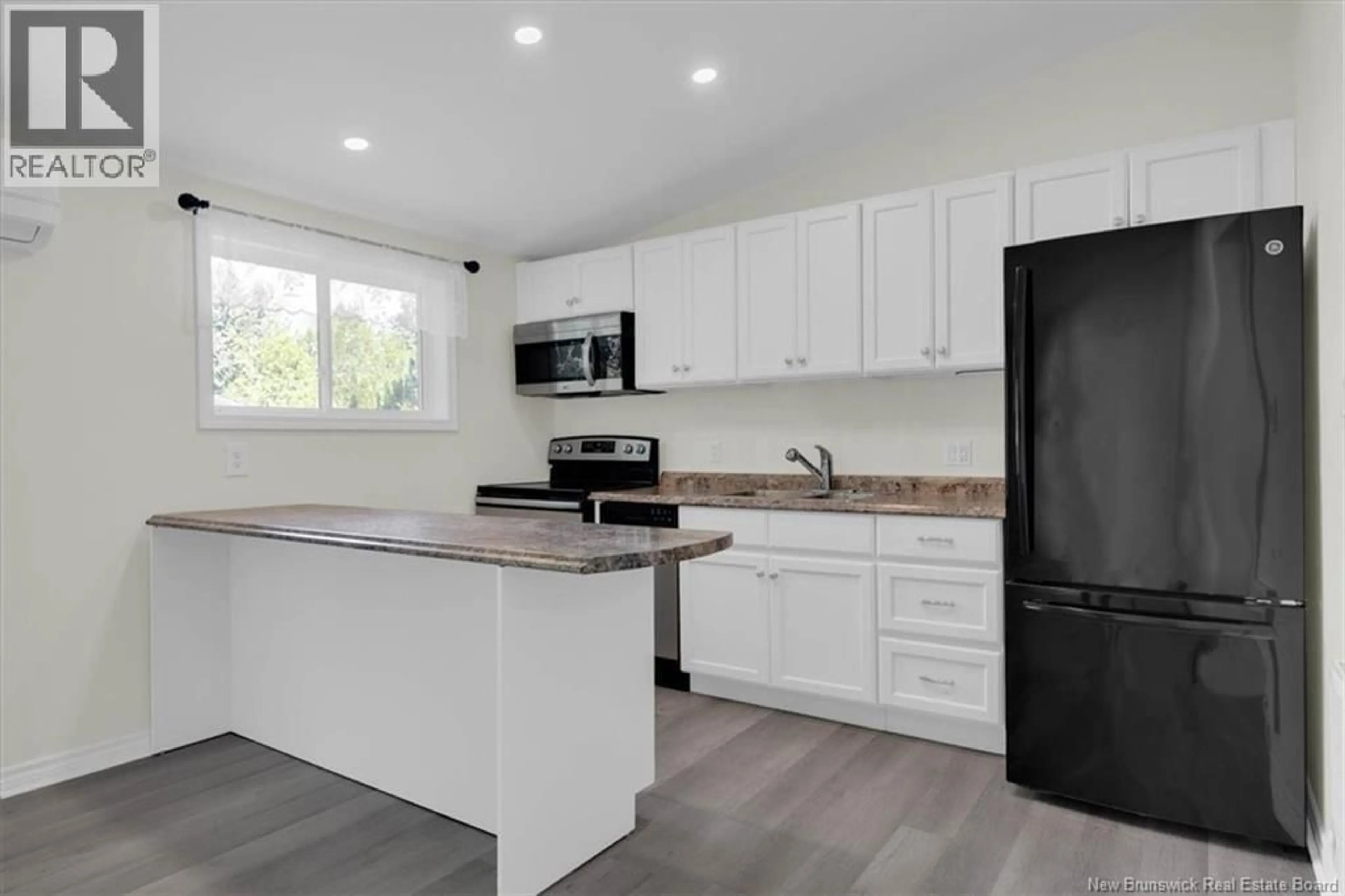 Open concept kitchen, wood/laminate floor for 318 PARR STREET, Saint Andrews New Brunswick E5B1M6