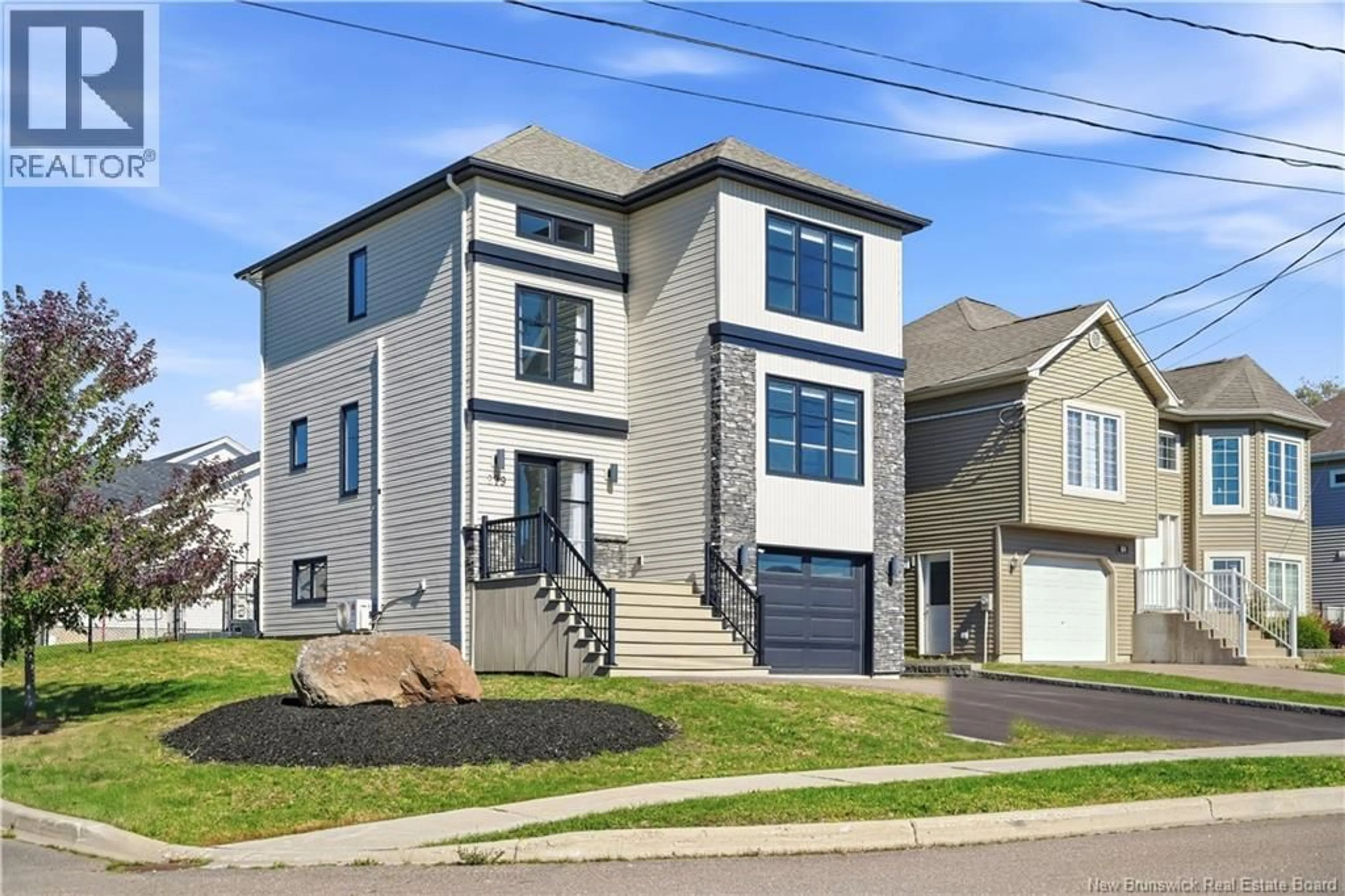 Home with vinyl exterior material, street for 279 FREEMAN, Moncton New Brunswick E1E0H7