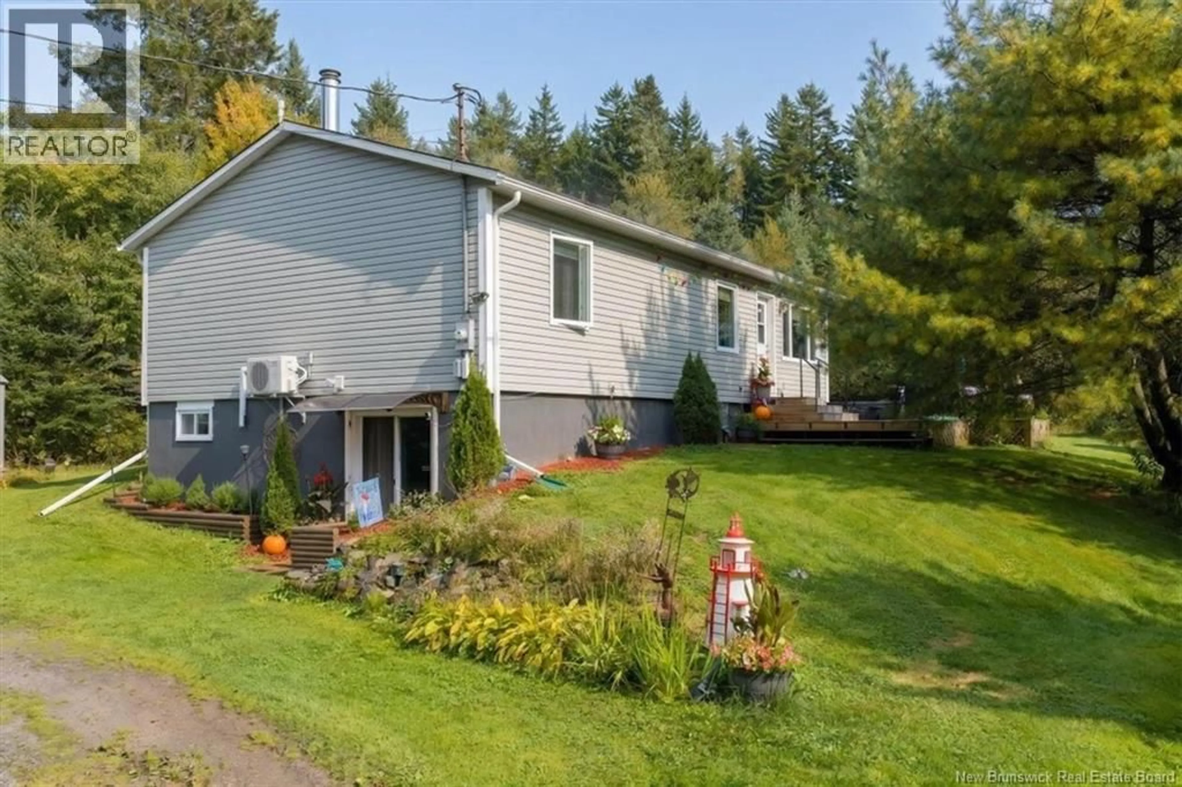 A pic from outside/outdoor area/front of a property/back of a property/a pic from drone, unknown for 130 HILLCREST ROAD, Saint John New Brunswick E2N1T3
