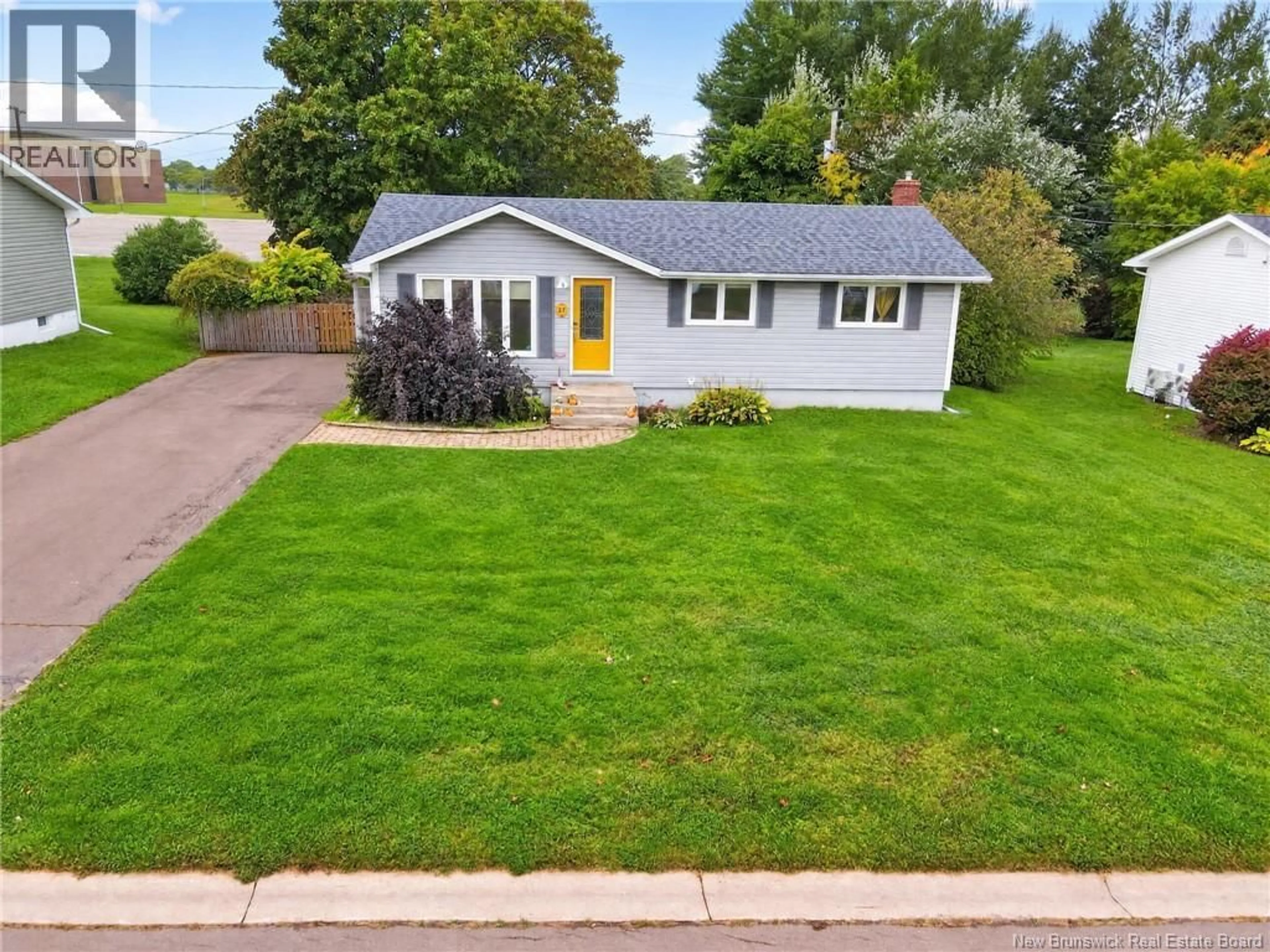 A pic from outside/outdoor area/front of a property/back of a property/a pic from drone, street for 27 ALPHONSE STREET, Shediac New Brunswick E4P1C9