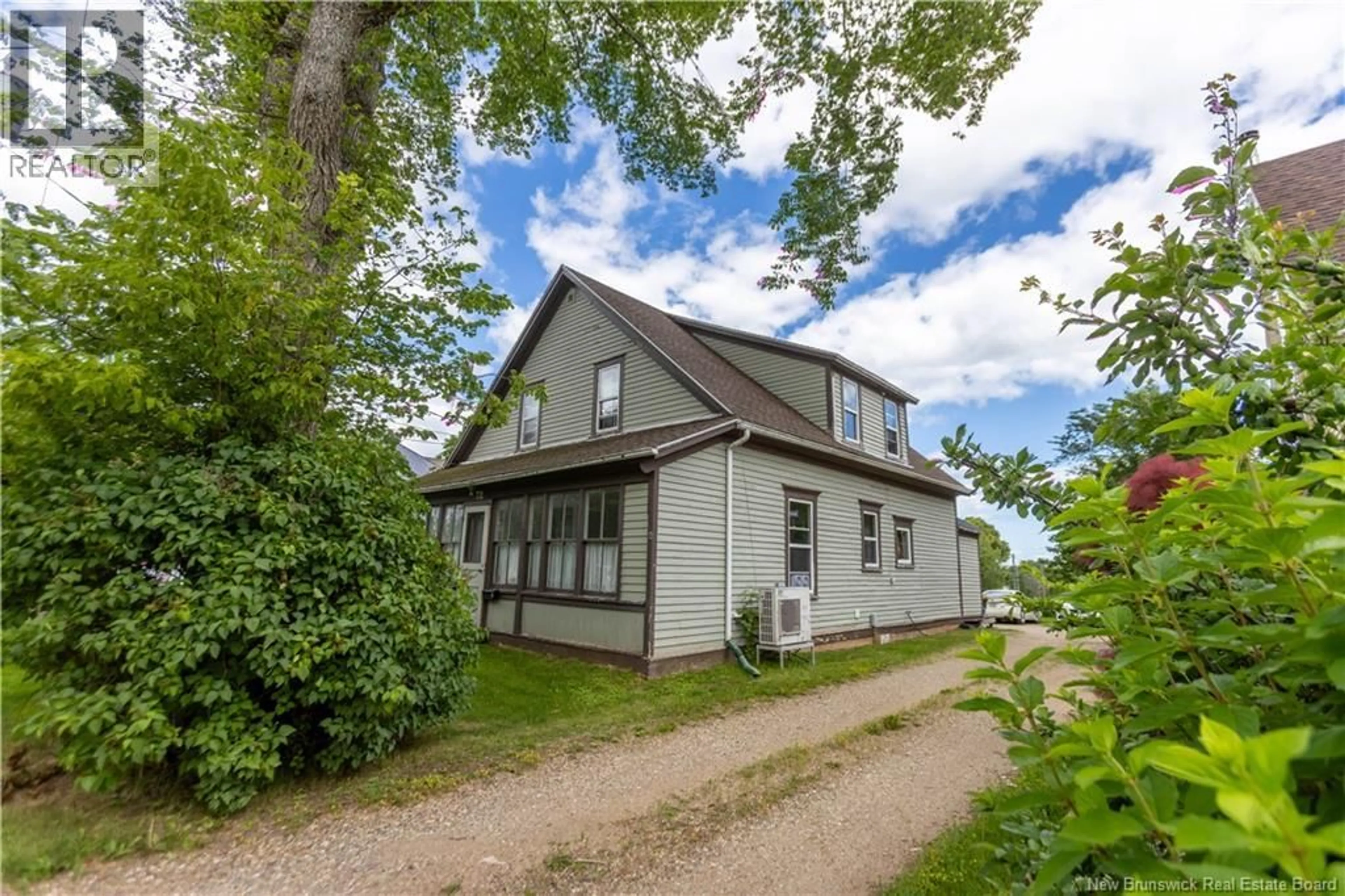 A pic from outside/outdoor area/front of a property/back of a property/a pic from drone, street for 72 SALEM STREET, Sackville New Brunswick E4L4J9