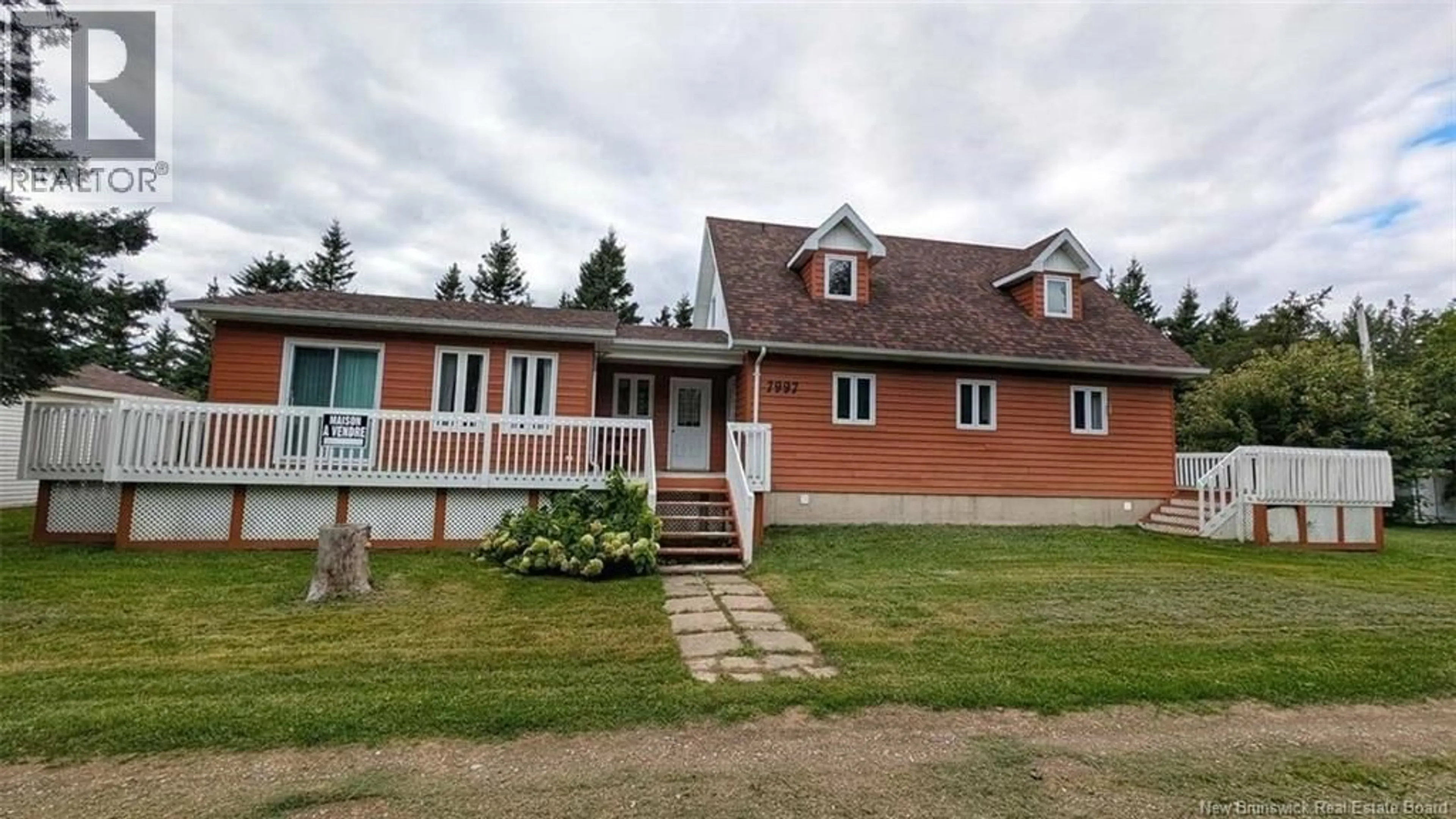 A pic from outside/outdoor area/front of a property/back of a property/a pic from drone, building for 7997 RUE SAINT-PAUL, Bas-Caraquet New Brunswick E1W6C3