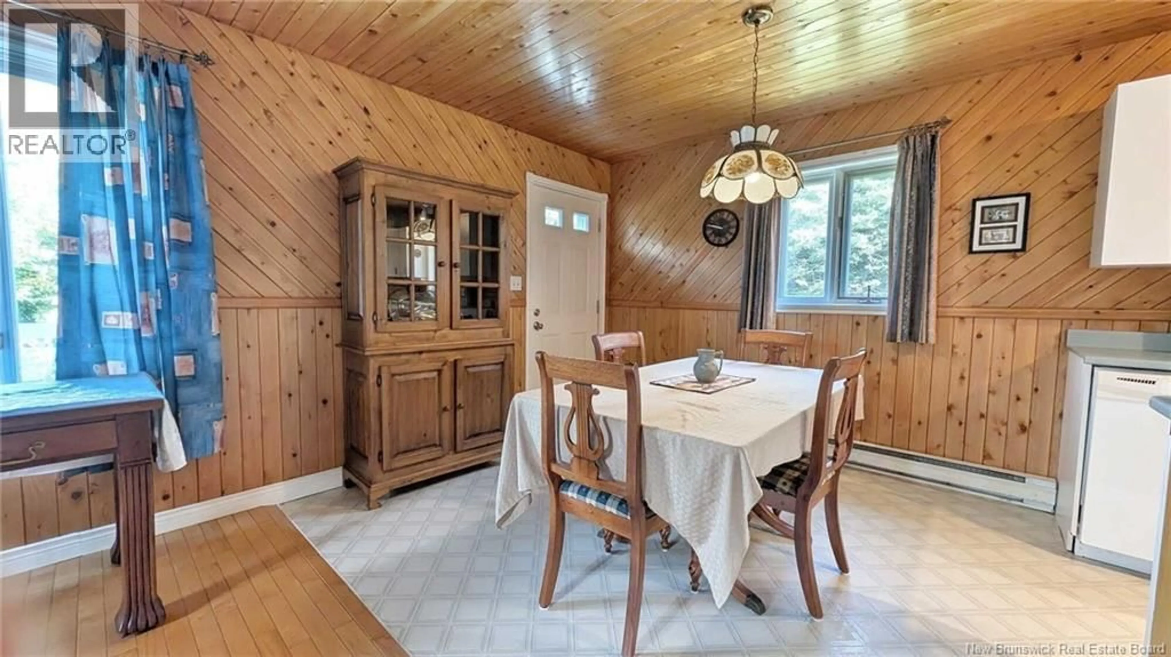 Dining room, wood/laminate floor for 7997 RUE SAINT-PAUL, Bas-Caraquet New Brunswick E1W6C3