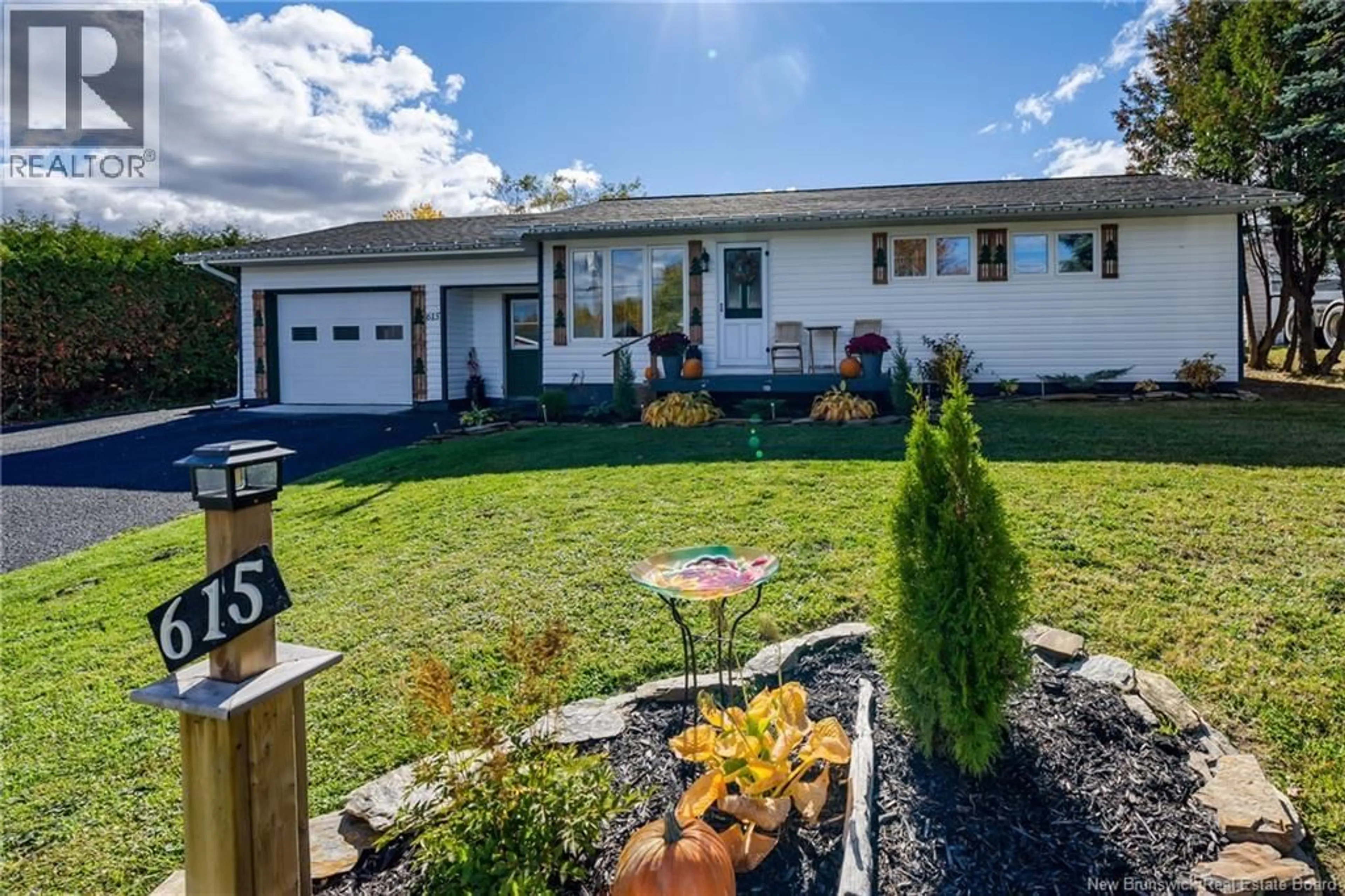 Home with vinyl exterior material, street for 615 5TH AVENUE, Grand-Sault/Grand Falls New Brunswick E3Z1A1