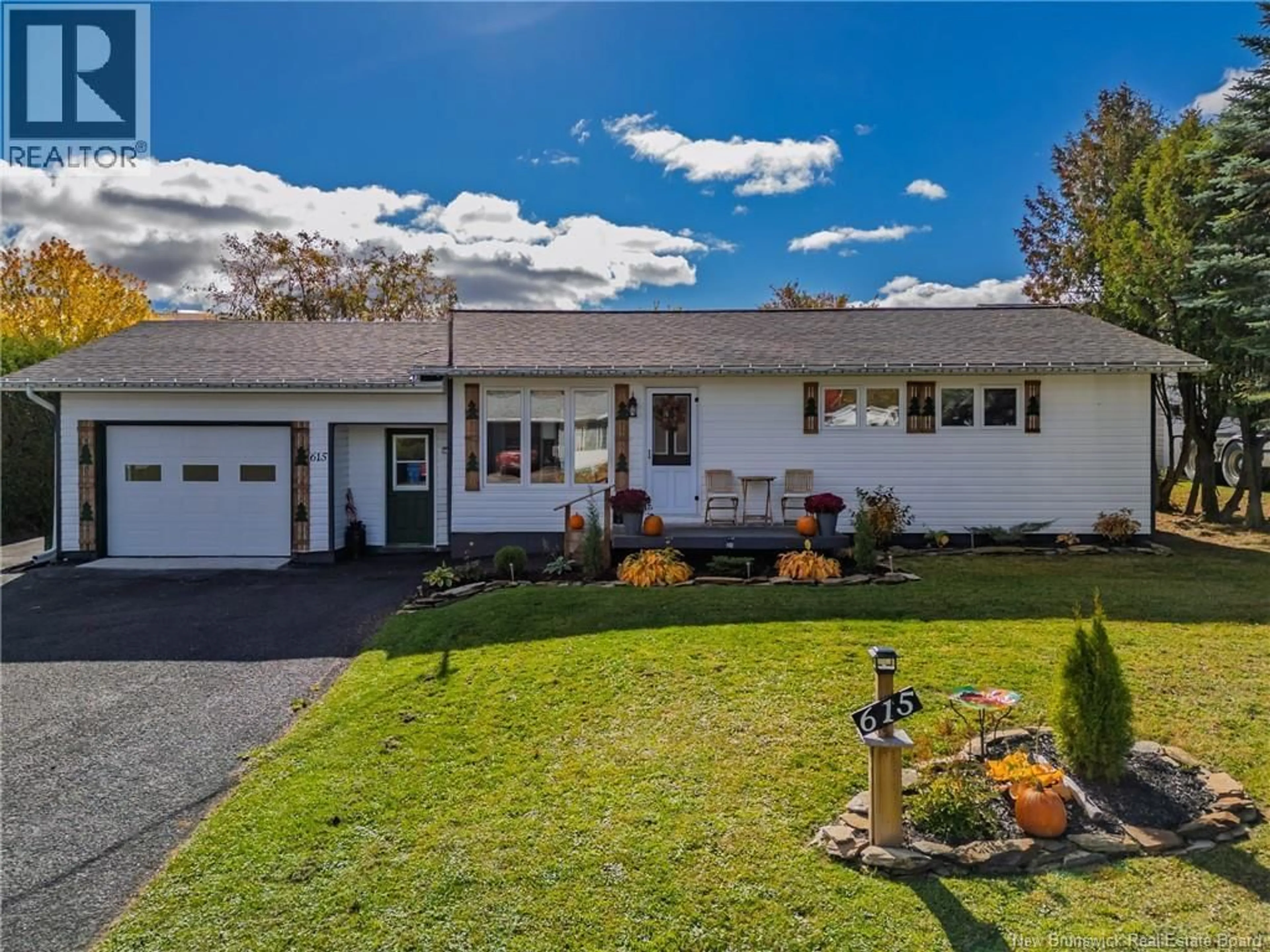 Home with vinyl exterior material, street for 615 5TH AVENUE, Grand-Sault/Grand Falls New Brunswick E3Z1A1