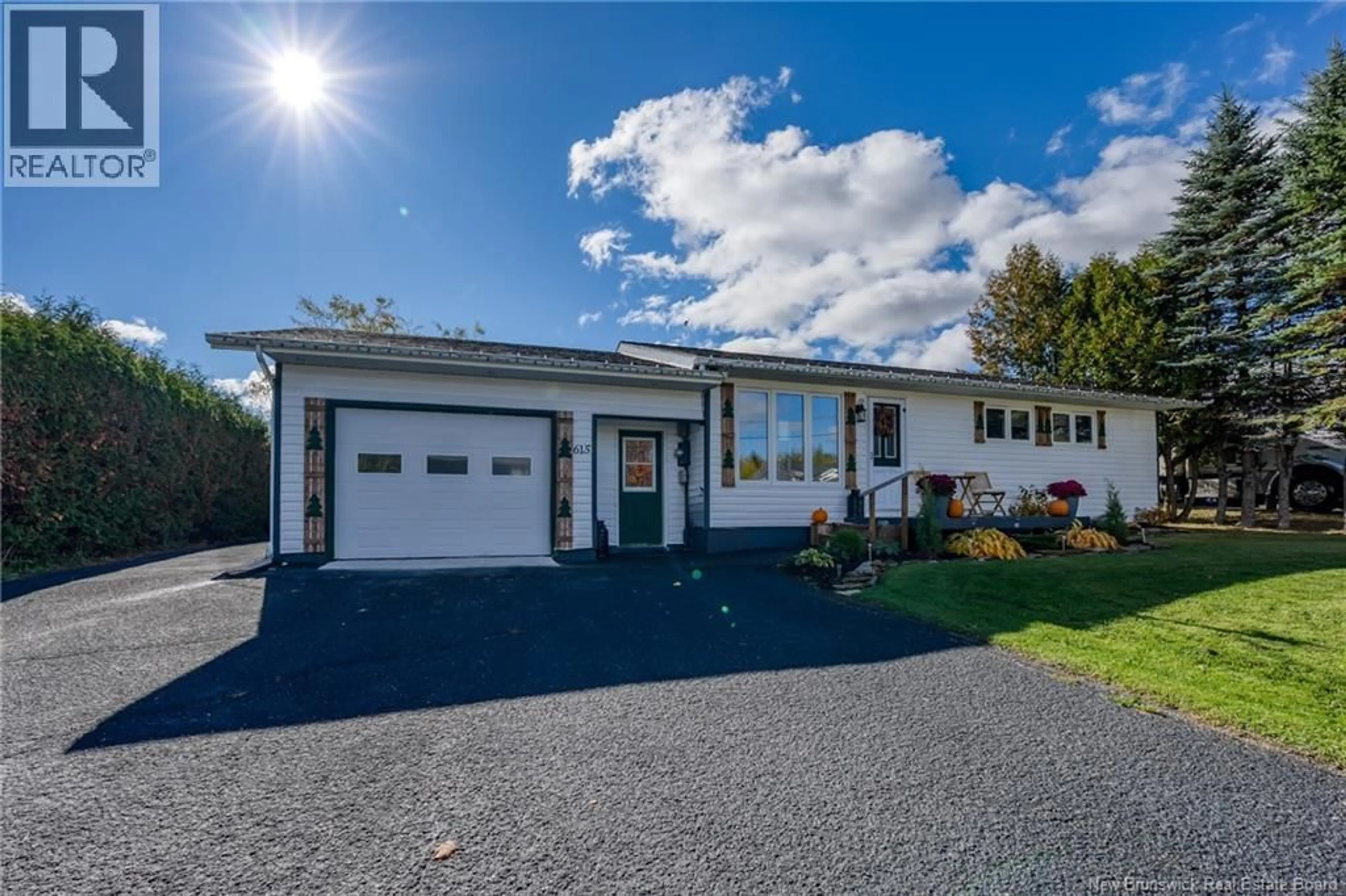 Home with vinyl exterior material, street for 615 5TH AVENUE, Grand-Sault/Grand Falls New Brunswick E3Z1A1