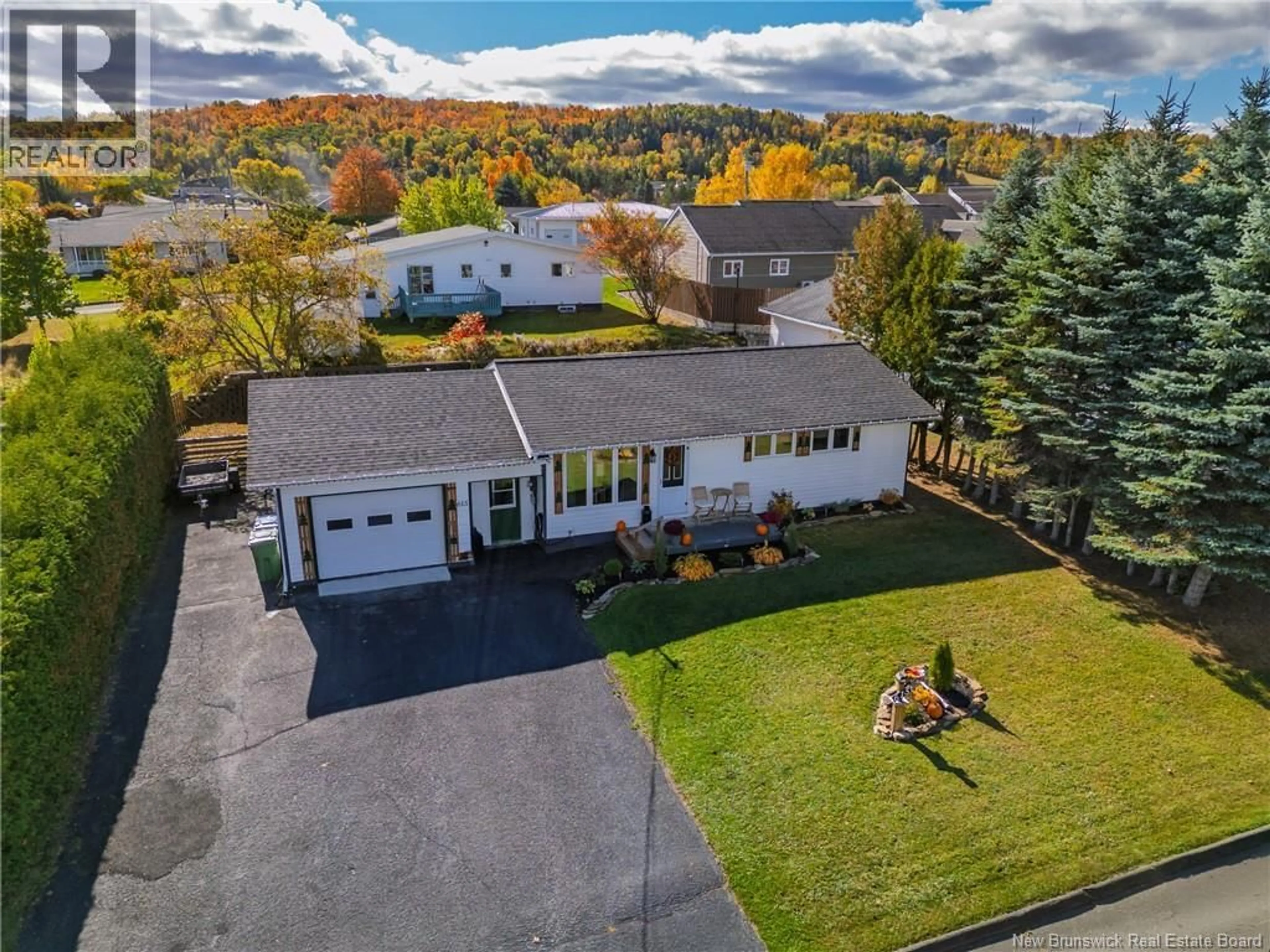 A pic from outside/outdoor area/front of a property/back of a property/a pic from drone, street for 615 5TH AVENUE, Grand-Sault/Grand Falls New Brunswick E3Z1A1