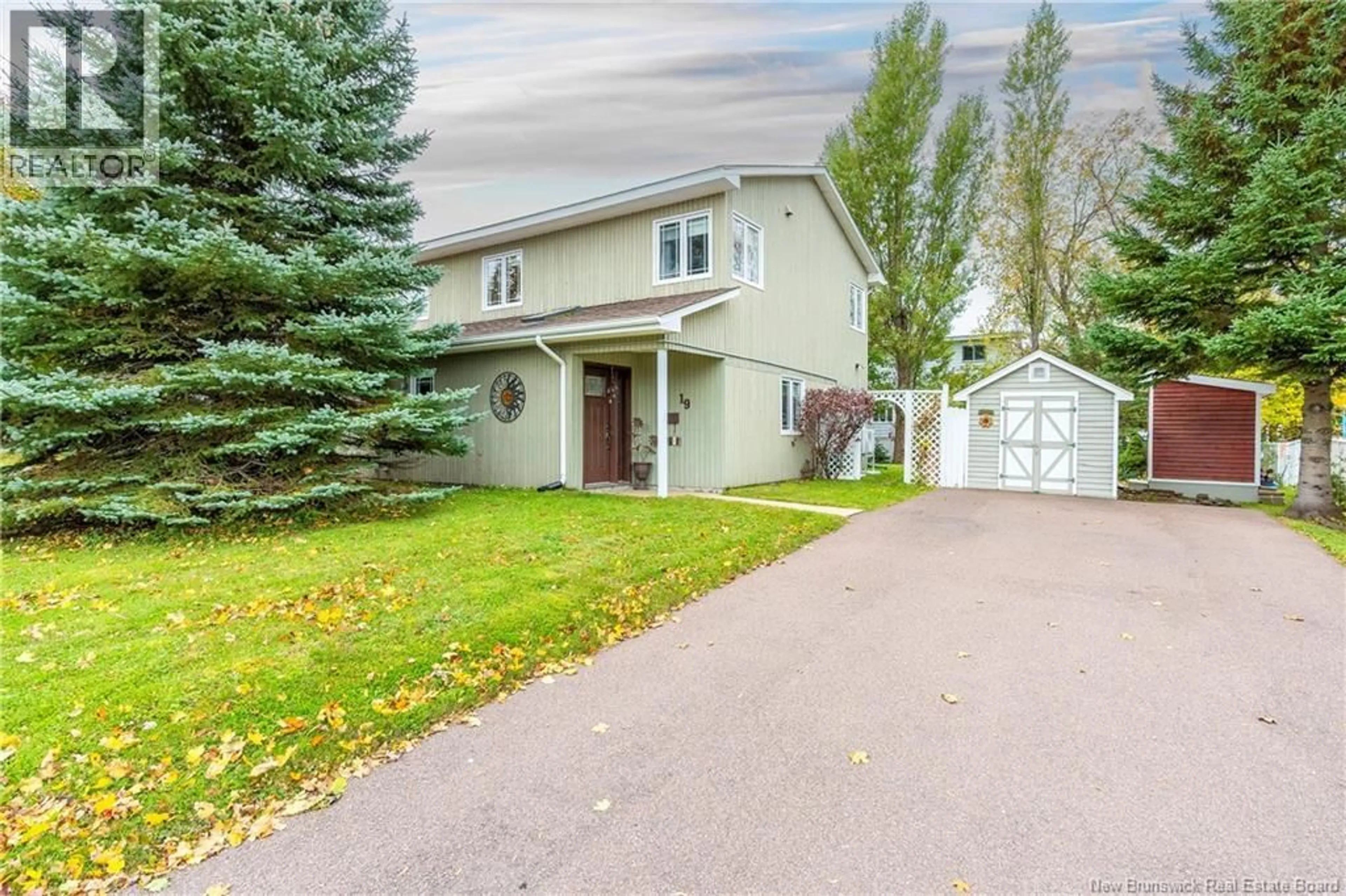Home with vinyl exterior material, street for 19 RUE SACKVILLE, Shediac New Brunswick E4P2P9