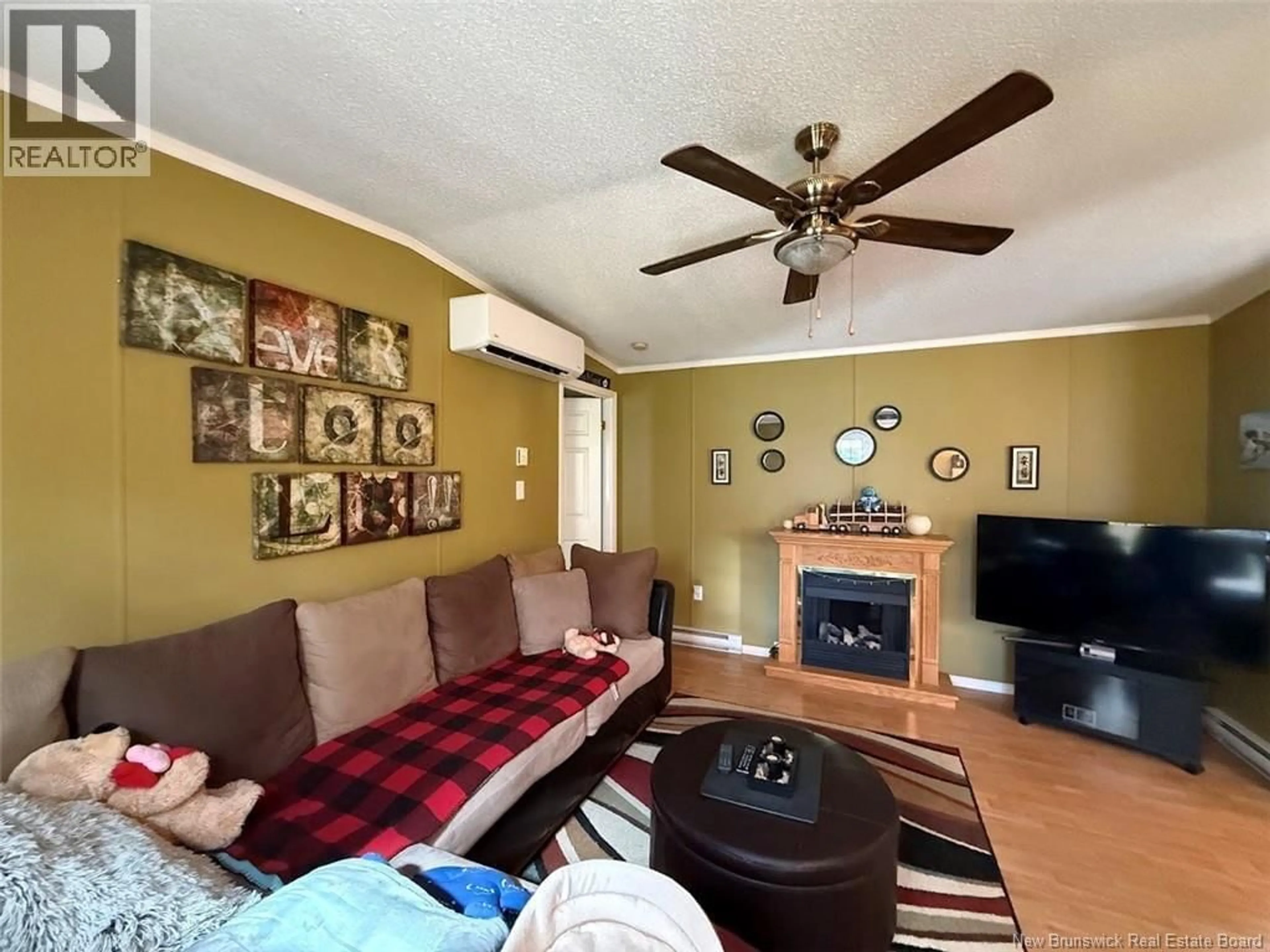 Living room with furniture, wood/laminate floor for 31 LOMBARDIE STREET, Saint-Jacques New Brunswick E7B2X8