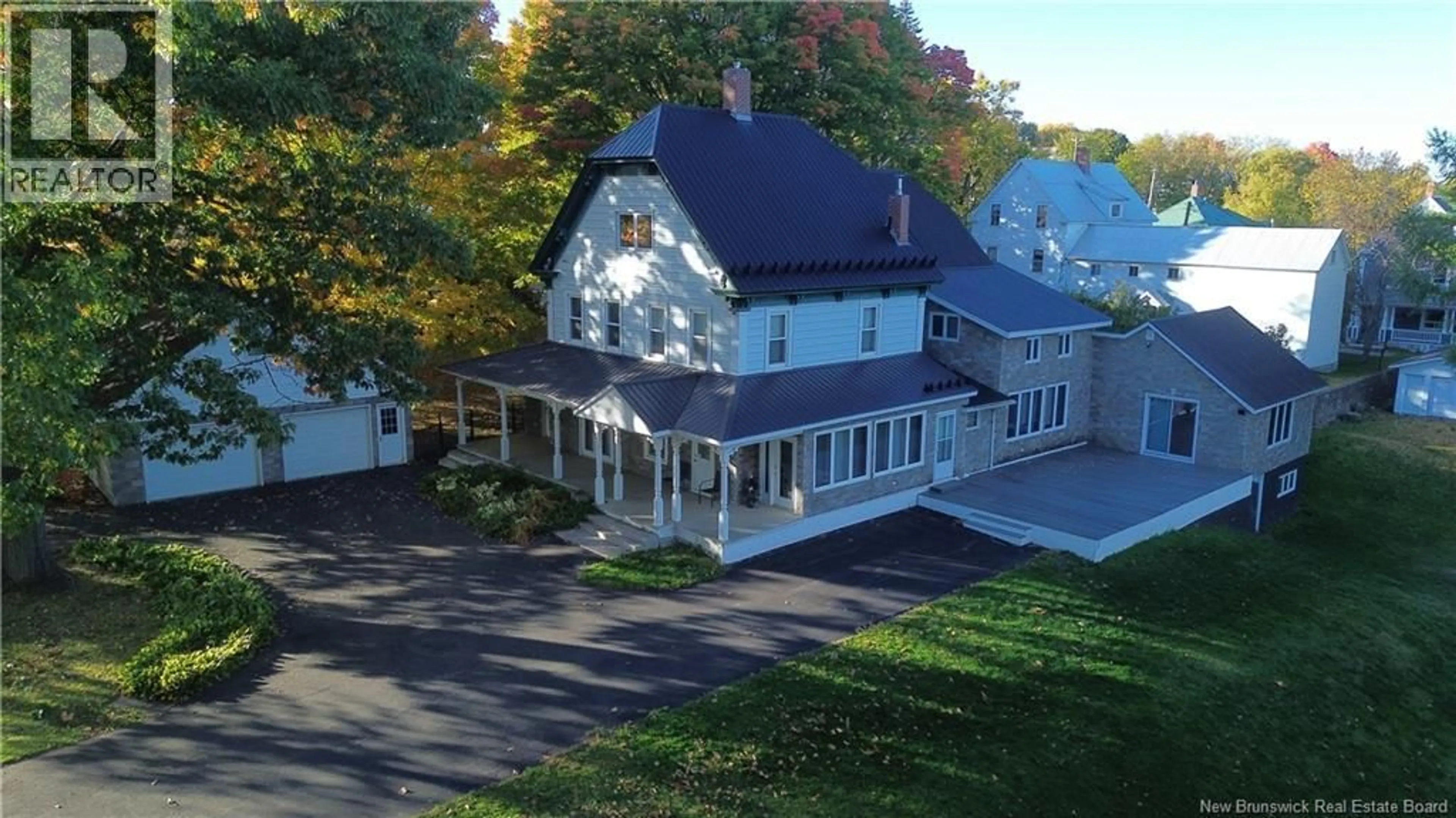A pic from outside/outdoor area/front of a property/back of a property/a pic from drone, building for 113 REGENT STREET, Woodstock New Brunswick E7M5Z6