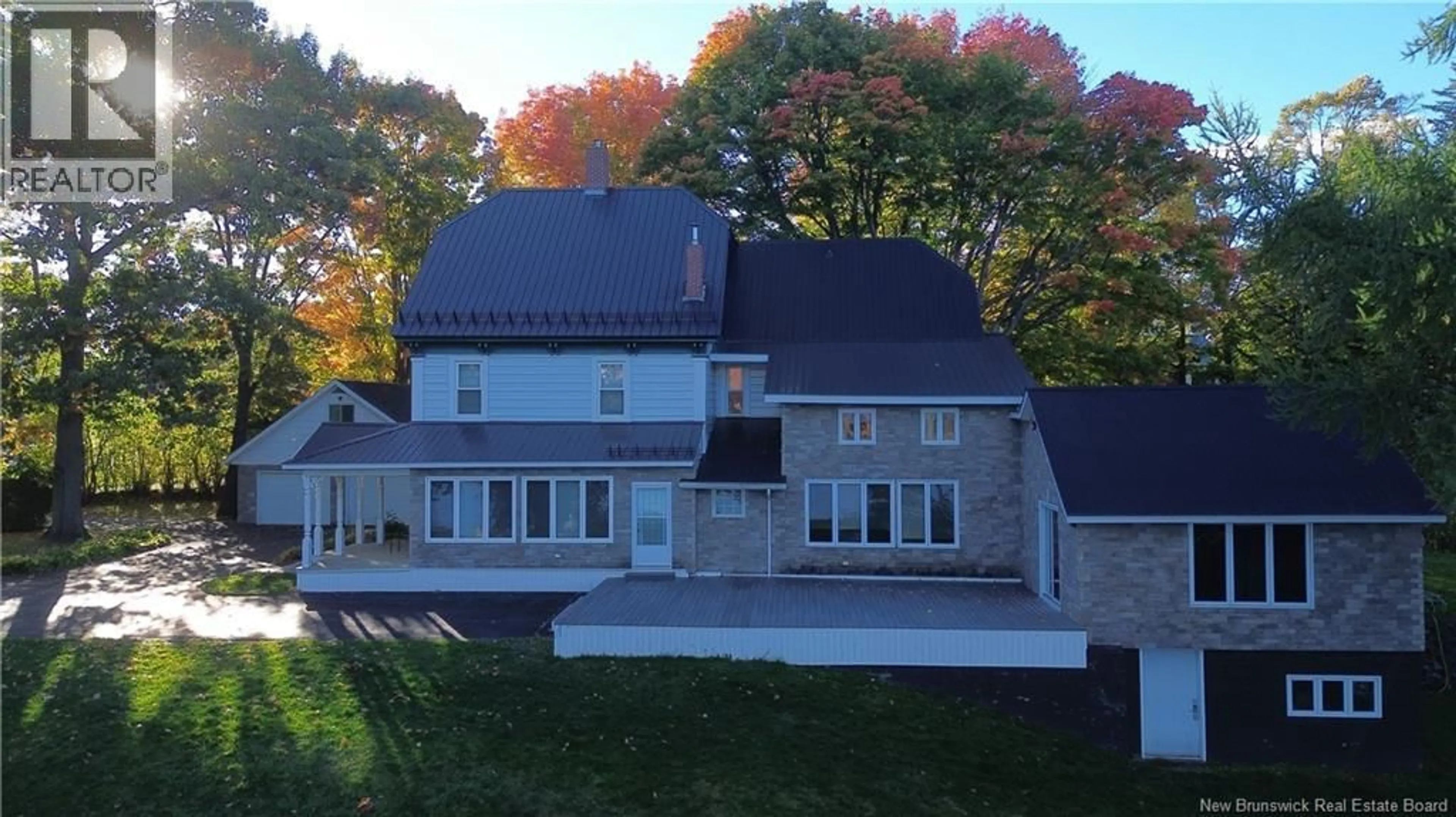A pic from outside/outdoor area/front of a property/back of a property/a pic from drone, unknown for 113 REGENT STREET, Woodstock New Brunswick E7M5Z6