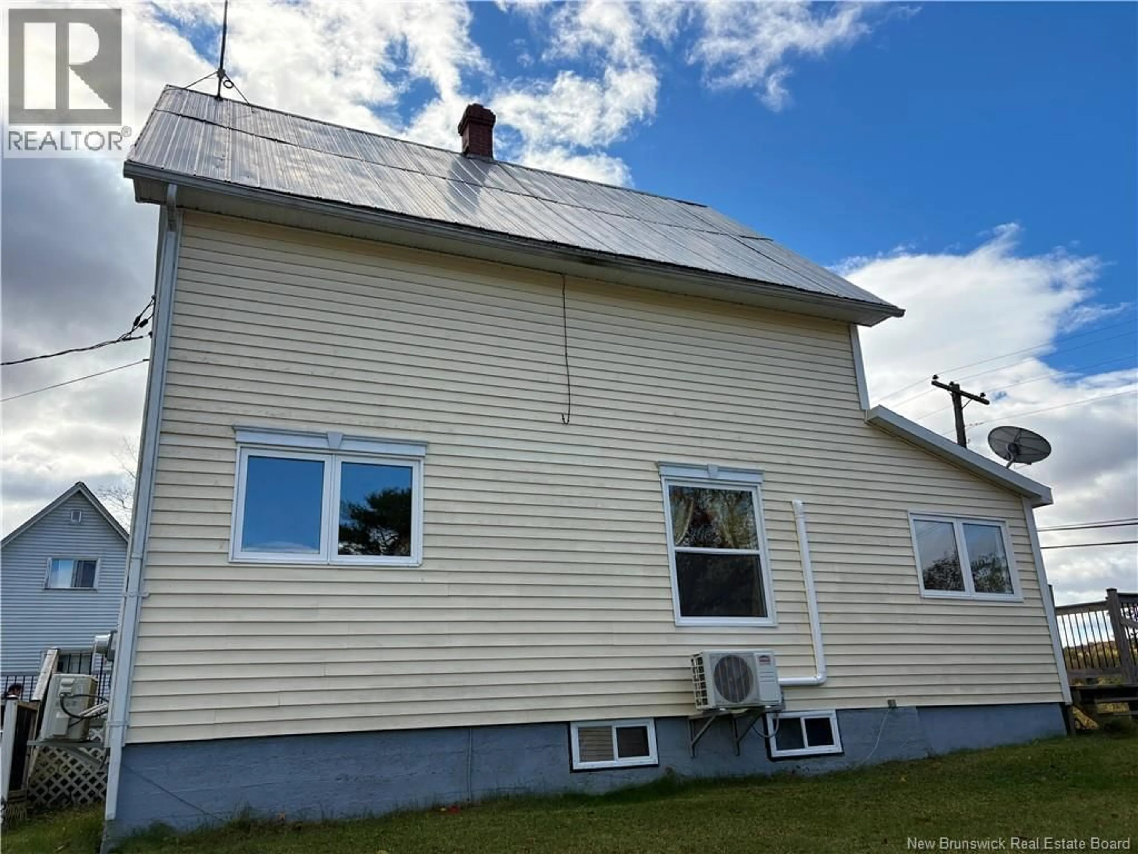 Home with vinyl exterior material, building for 15 UNDERHILL STREET, Stickney New Brunswick E7L4A3