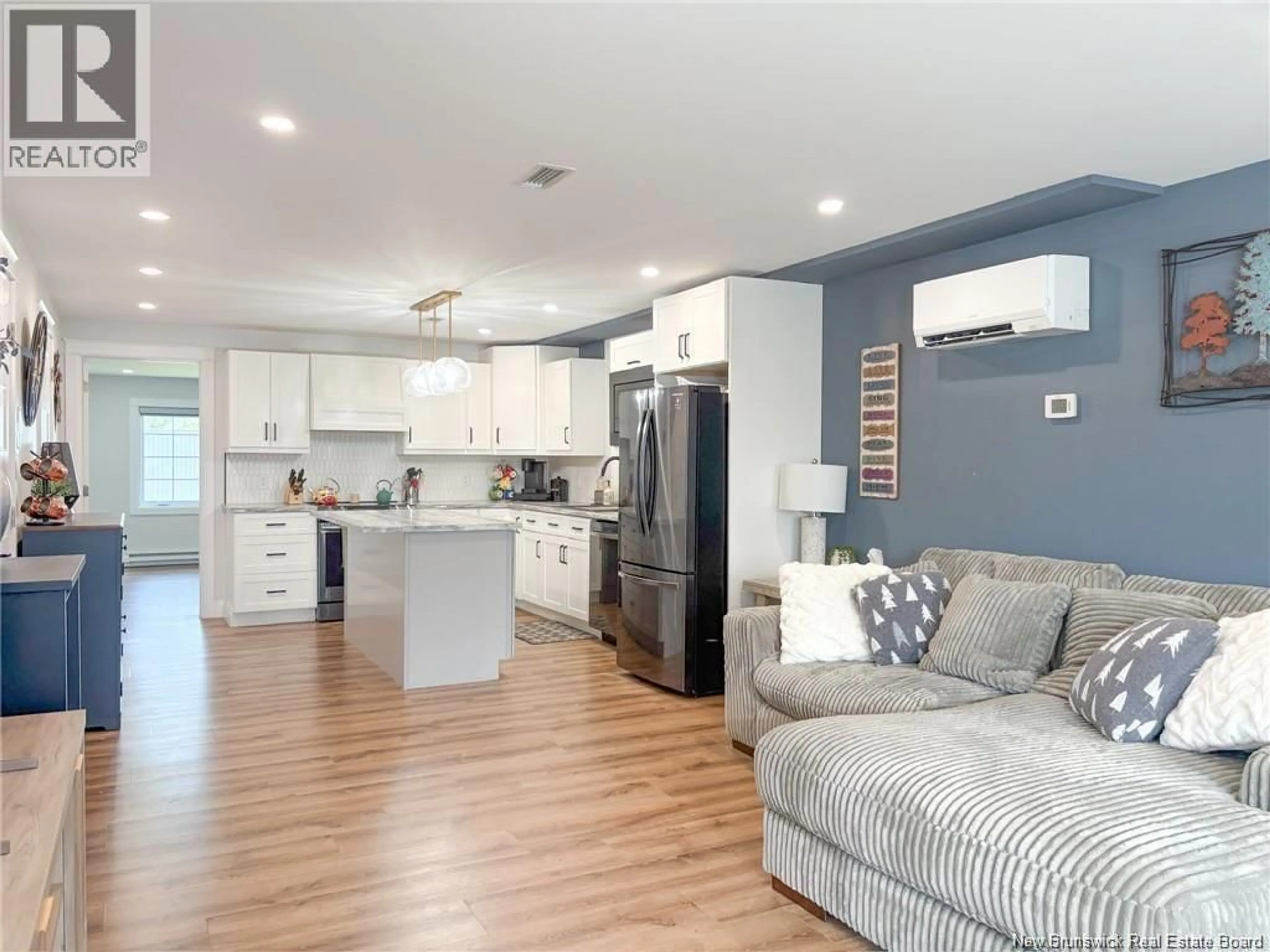 Open concept kitchen, wood/laminate floor for 202 - 24 RIVERVIEW DRIVE, Somerville New Brunswick E7P3B4